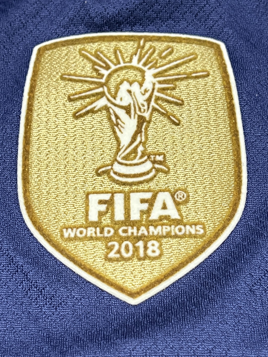 零元拍：姆巴佩亲笔签名2022卡塔尔世界杯法国国家队10号战袍，少有的签了基利安-姆巴佩全名，赞到爆，多哈人肉带回，刚结束隔离拿到，跟姆巴佩的脚感一样“火热”！