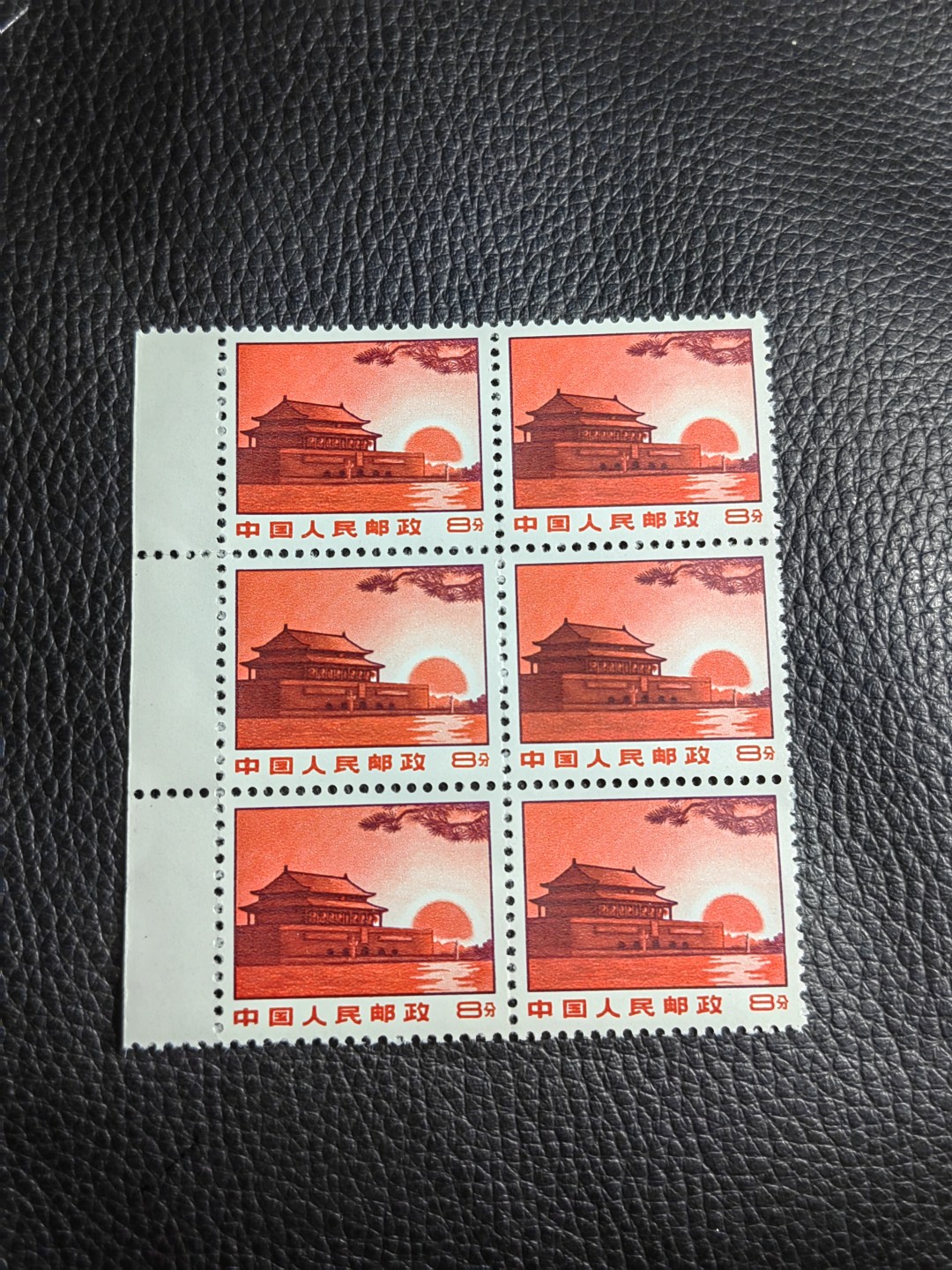 洪涛臻品批发群  精选邮票限时拍卖第一百三十九期 普无号 天安门红太阳  边纸6连一组，版撕嘎嘎绝，收藏级品相，集邮册中不可或缺的一组。全品可评级，喜欢不要错过