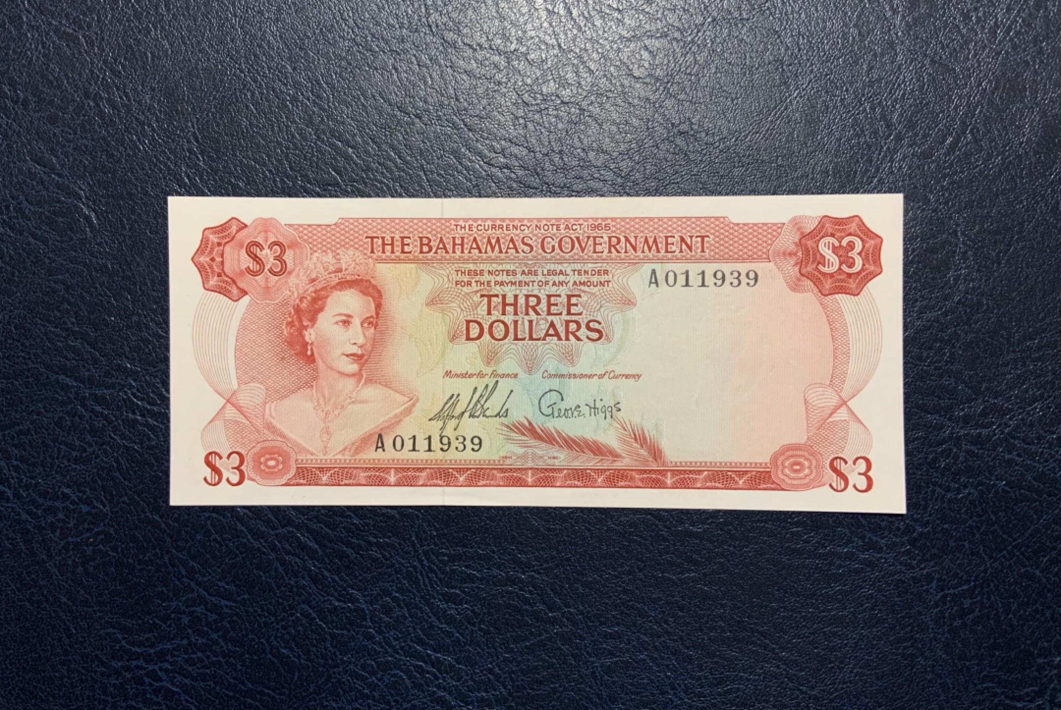 收藏联盟Quantum Auction 第223期拍卖 巴哈马1965年3元 品相AU 65年首发A冠 德纳罗彩背 天堂海滩
