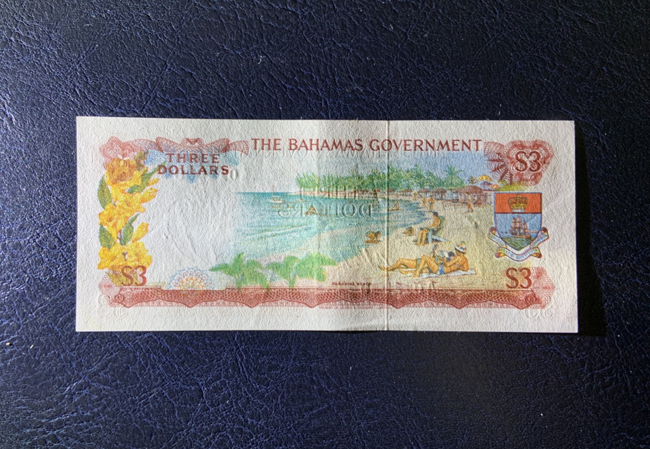 收藏联盟Quantum Auction 第223期拍卖 巴哈马1965年3元 品相AU 65年首发A冠 德纳罗彩背 天堂海滩