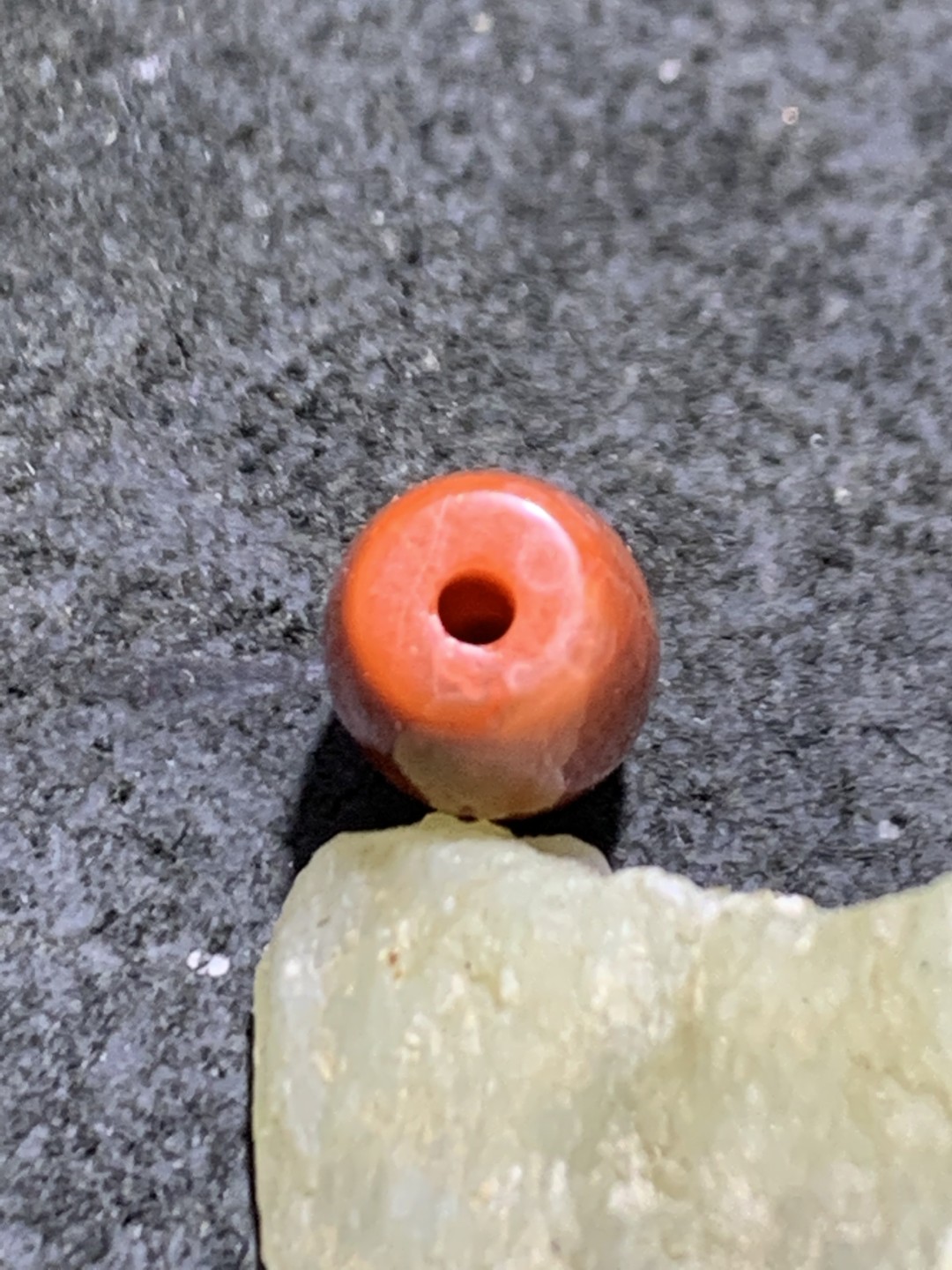 川料南红玛瑙随形通货小桶珠一颗！