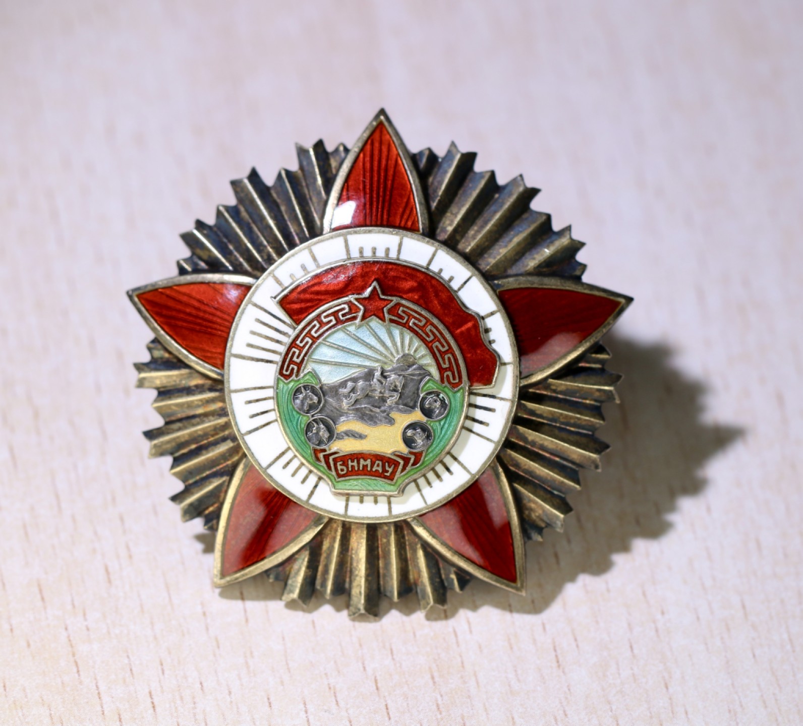 大猫徽章拍卖第213期 蒙古🇲🇳战斗红旗勋章 早期轮版小号 原配银轮 五角珐琅完好 唯珐琅中间红旗一小处轻微起皮