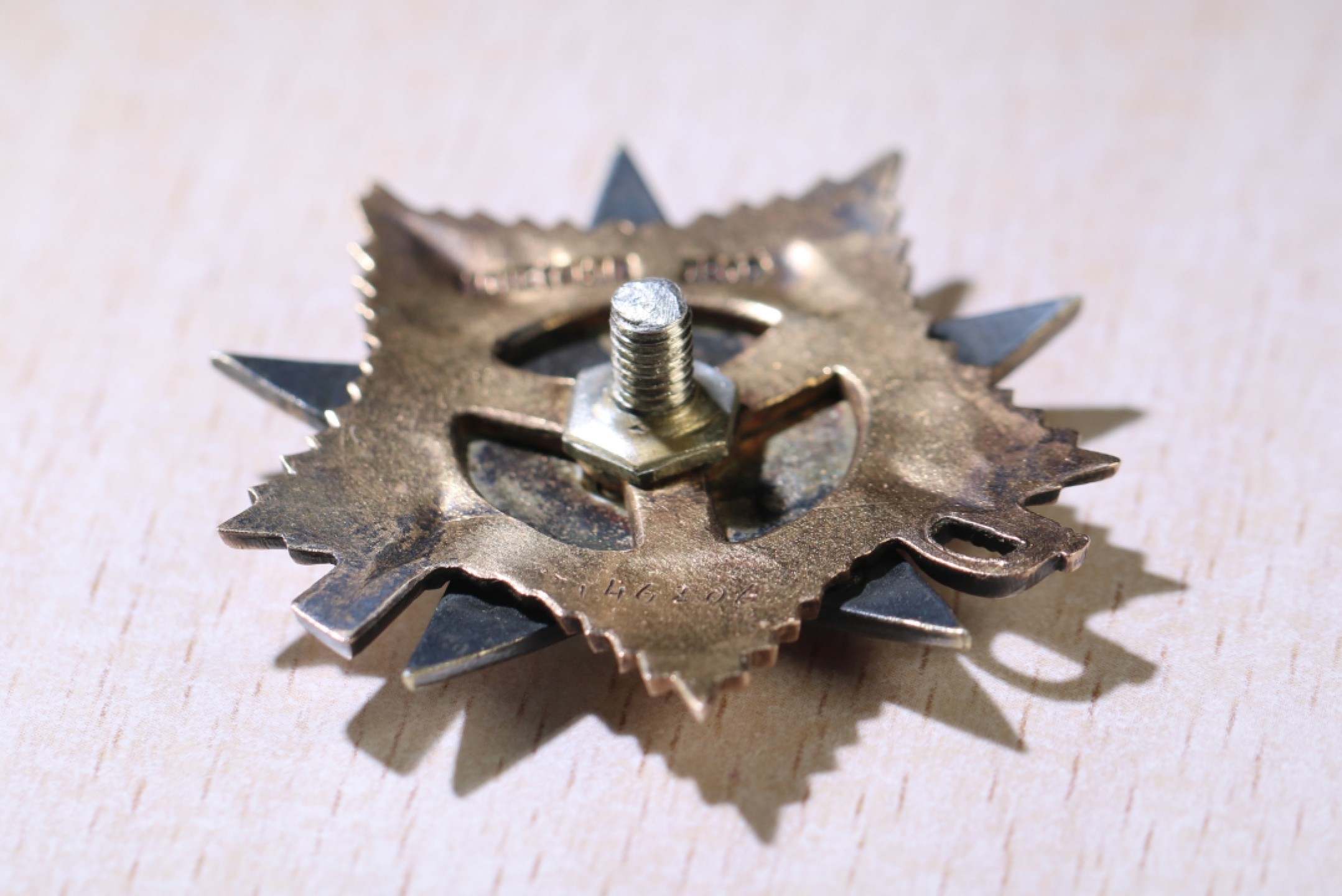 大猫徽章拍卖第213期 苏联43一卫套 证书齐全 一卫珐琅完美 品相较好 背杆有小锯