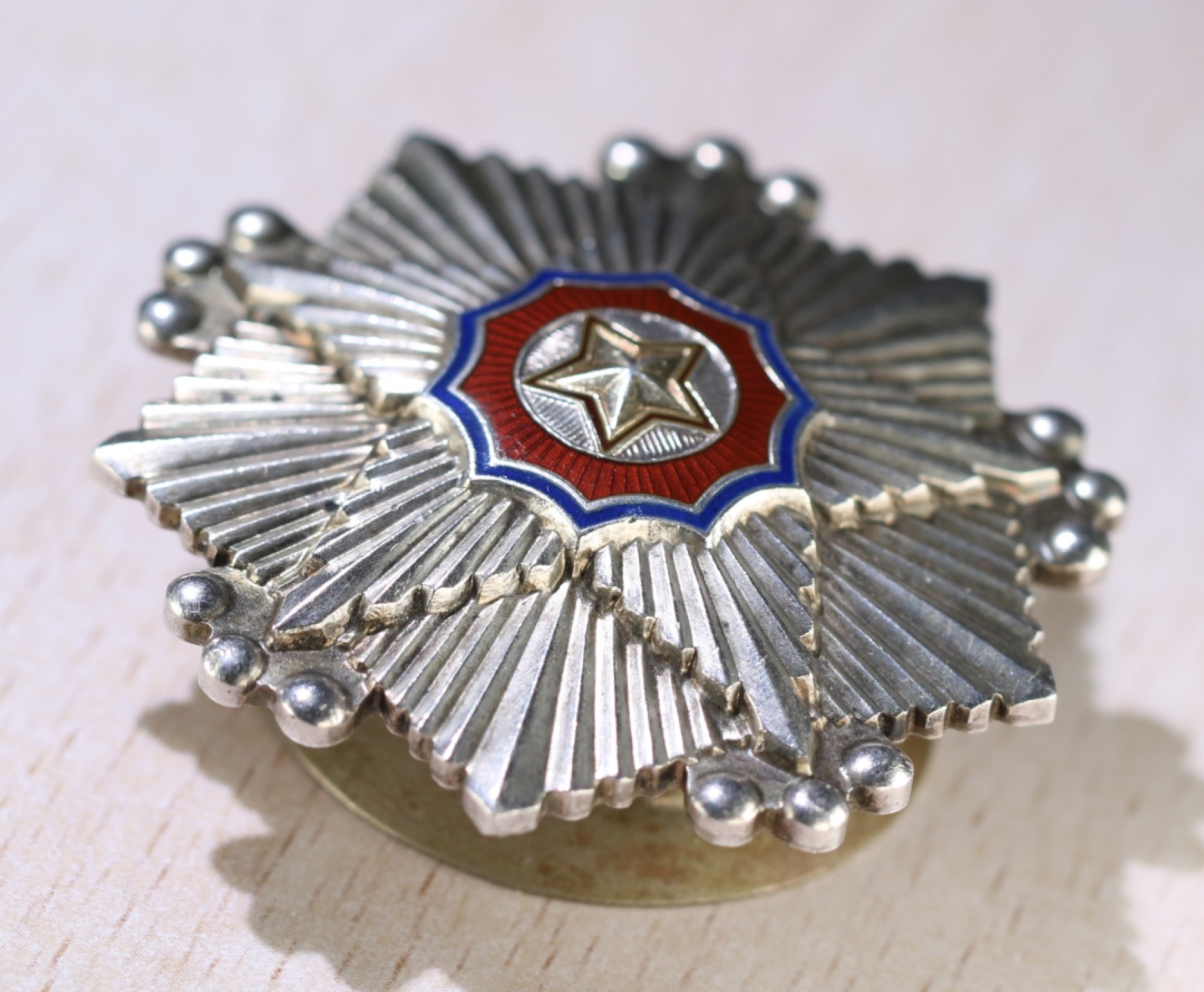 大猫徽章拍卖第213期 朝鲜🇰🇵三级国旗勋章 珐琅一处极小剥皮 余完好