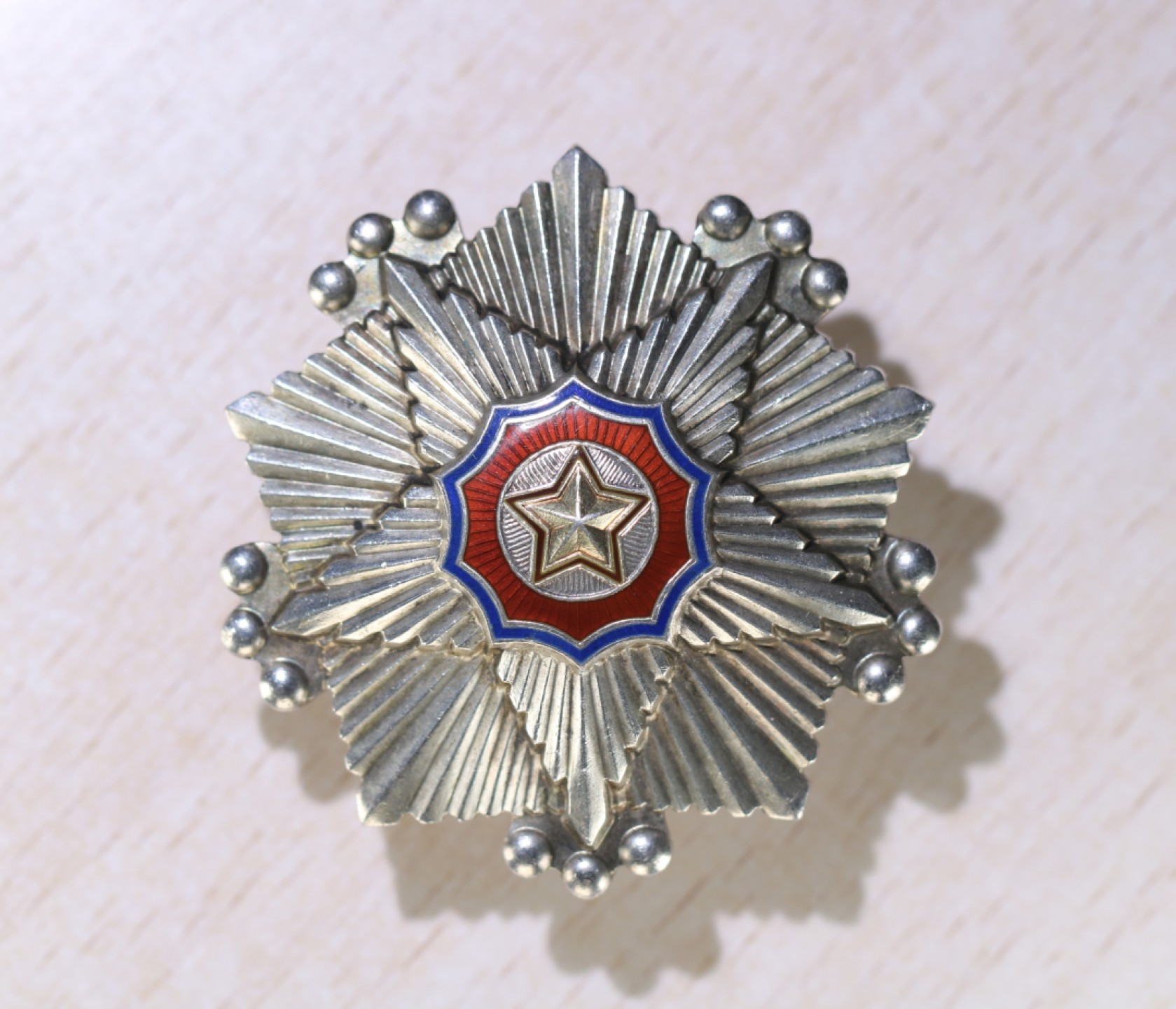 大猫徽章拍卖第213期 朝鲜🇰🇵三级国旗勋章 珐琅一处极小剥皮 余完好