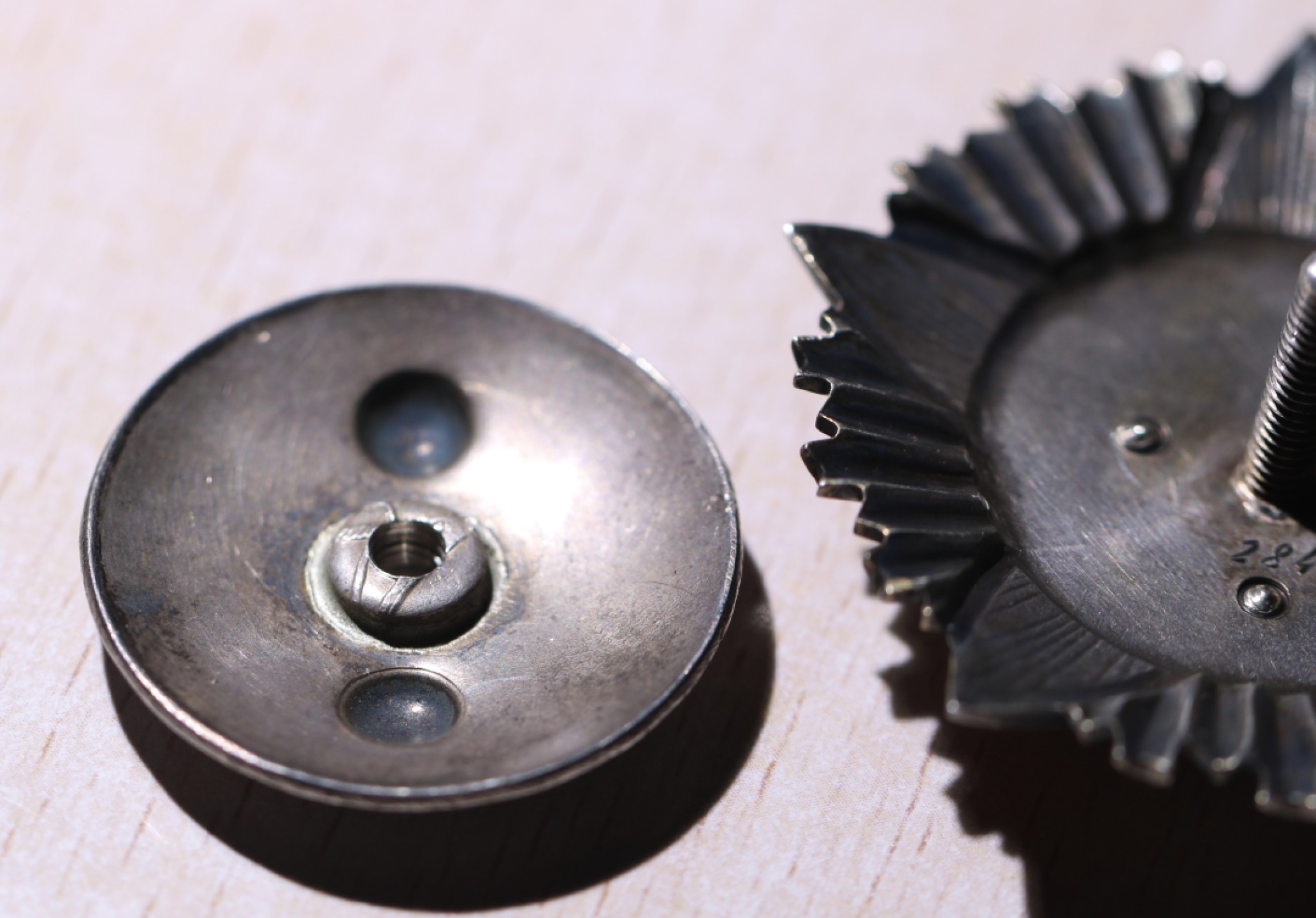 大猫徽章拍卖第213期 蒙古🇲🇳战斗红旗勋章 早期轮版小号 原配银轮 五角珐琅完好 唯珐琅中间红旗一小处轻微起皮