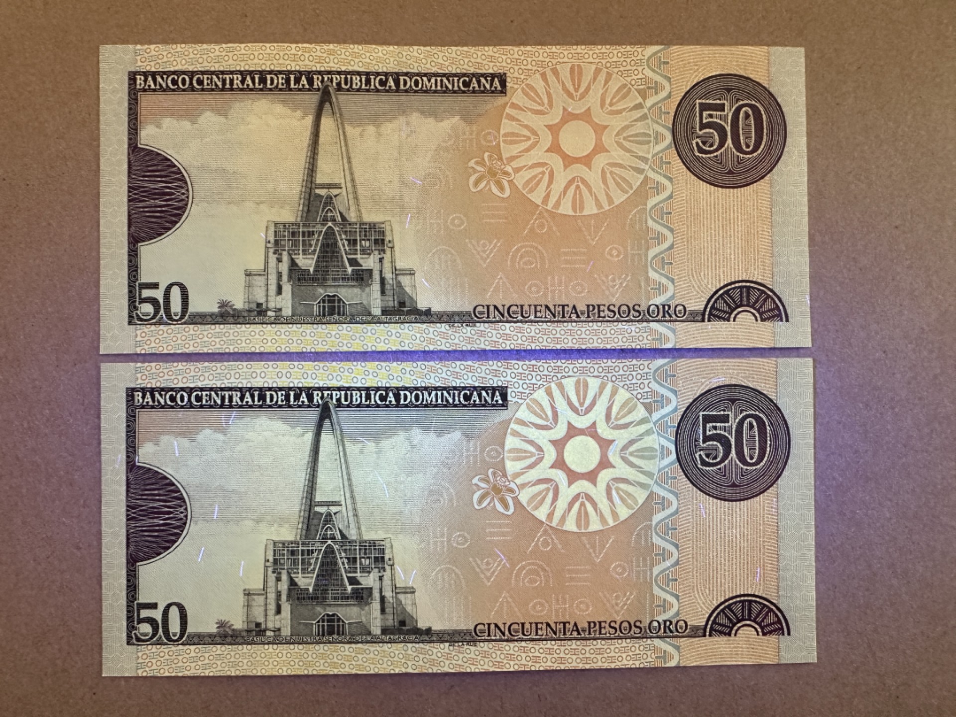 《张总收藏》86期——外币荟萃 多米尼加50元2张 UNC 2008年 圣玛丽大教堂
