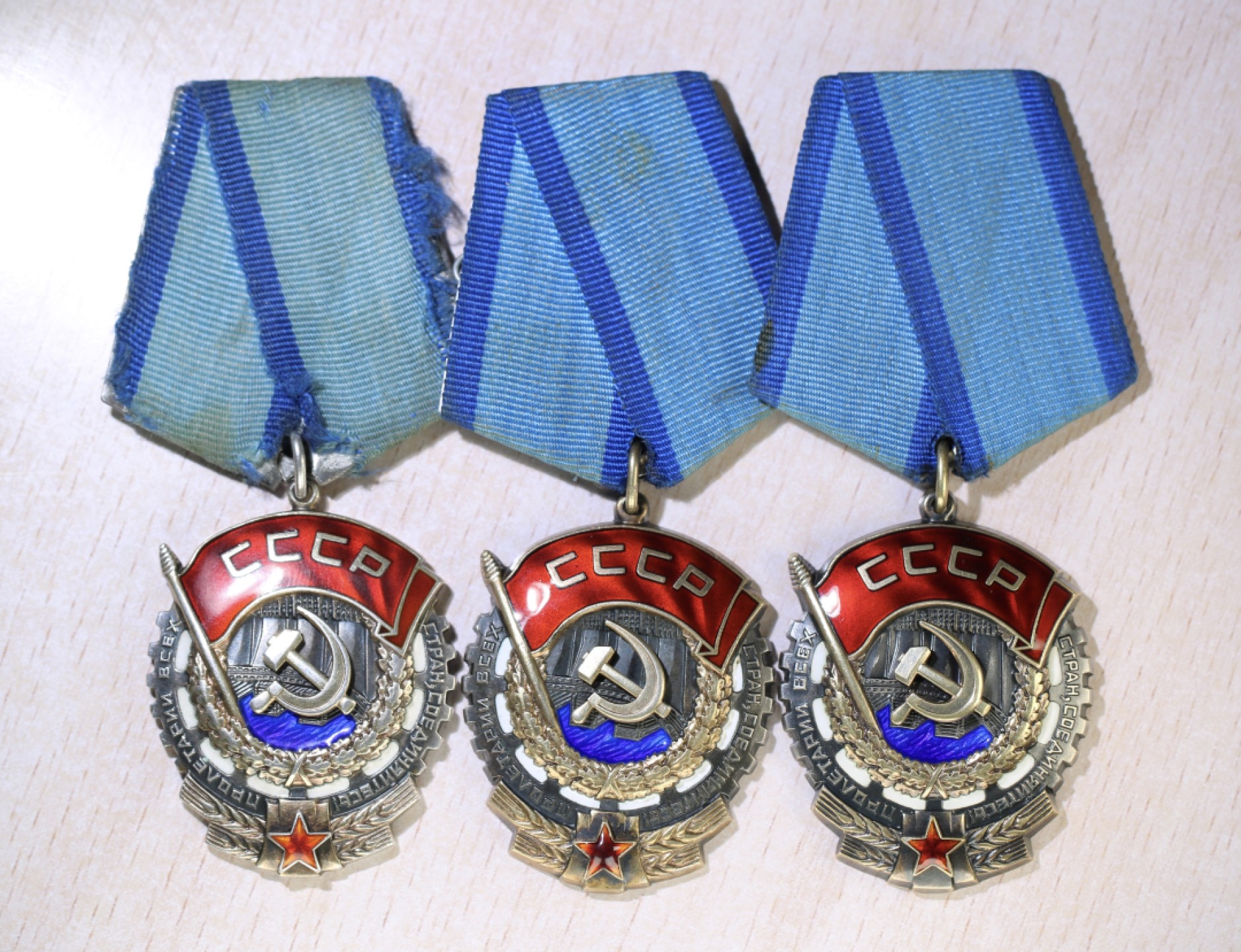 大猫徽章拍卖第213期 苏联劳动红旗勋章一组 两枚全品 一枚稍旧 但珐琅无伤