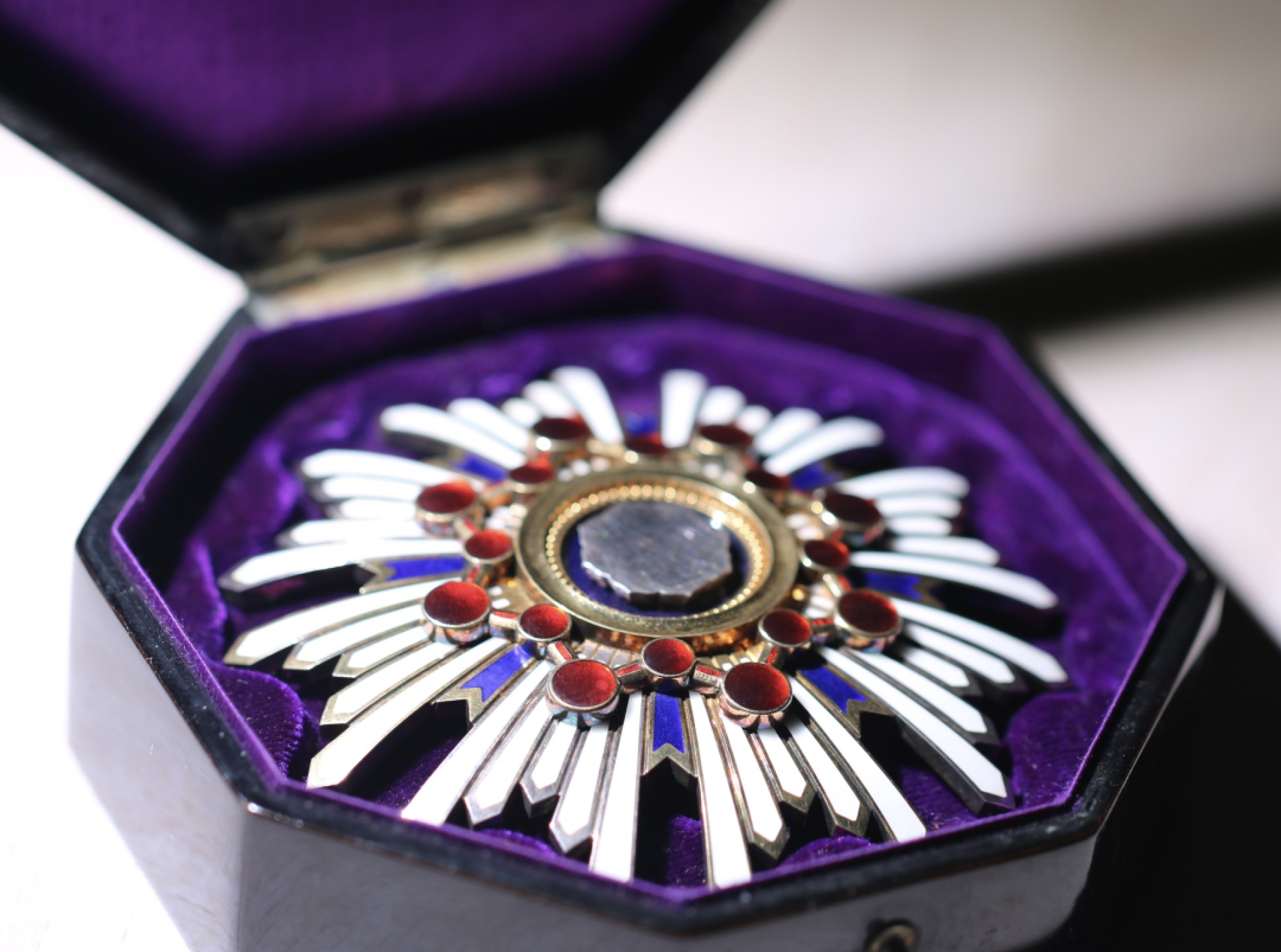 大猫徽章拍卖第213期 勿忘国耻  勋二等瑞宝章 八角盒版 全品状态