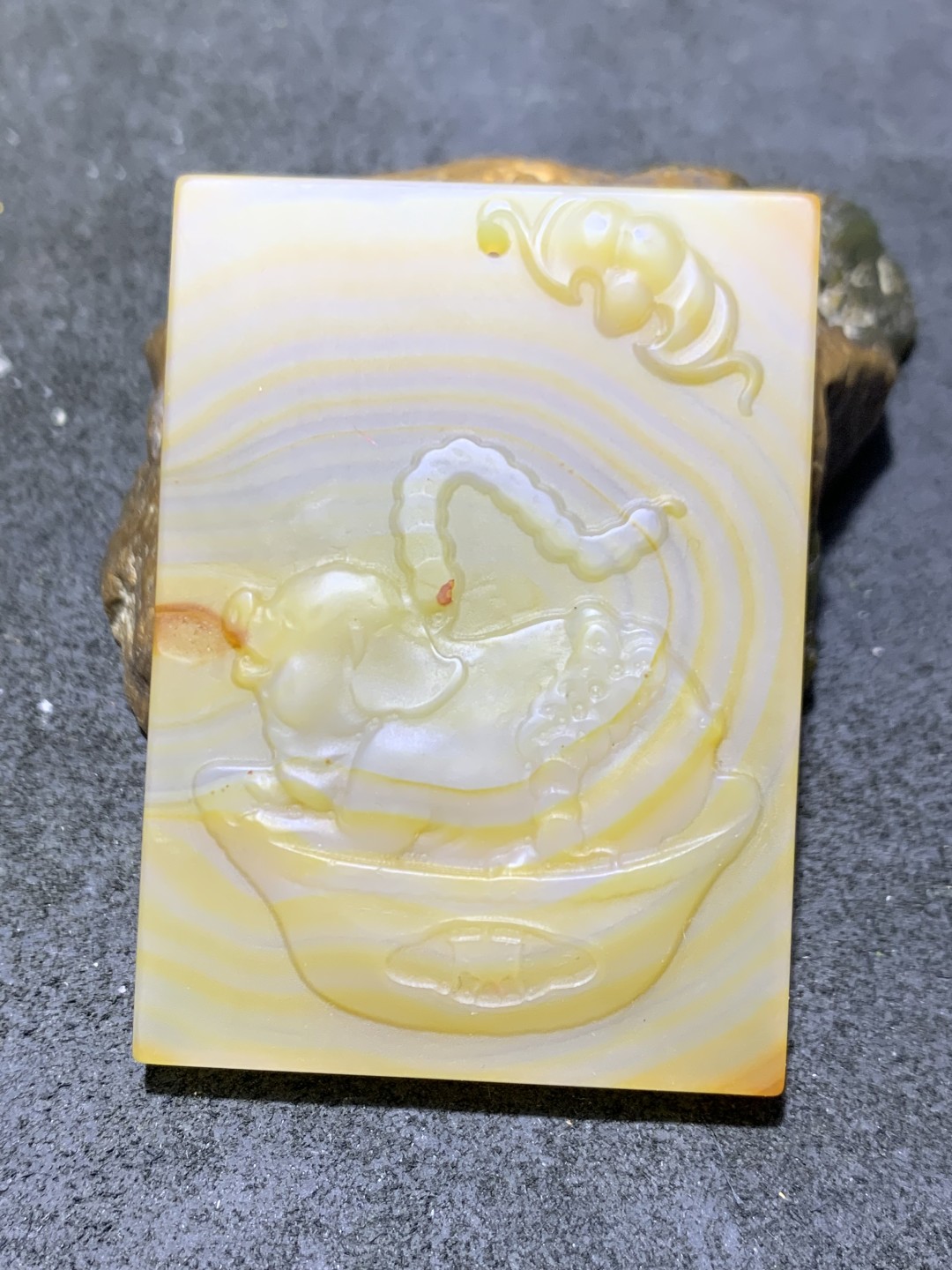精美高玉化缠丝玛瑙雕刻金银“猪”宝牌子一个