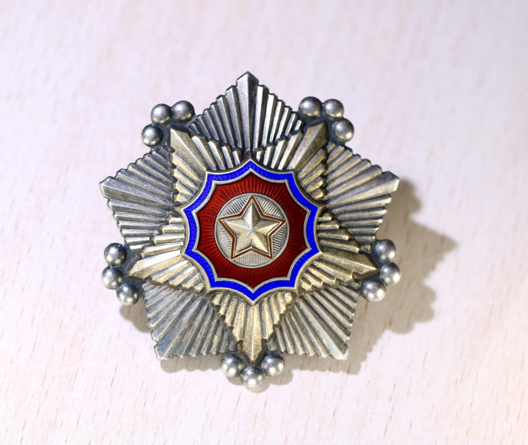 大猫徽章拍卖第213期 朝鲜🇰🇵二级国旗勋章 早期轮版 珐琅无划 无剥皮 状态好