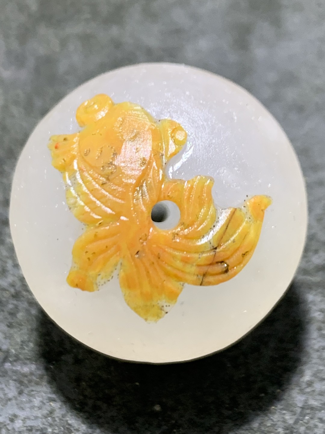 精美冰飘亚光原皮战国红玛瑙巧雕金鱼随形珠一个，