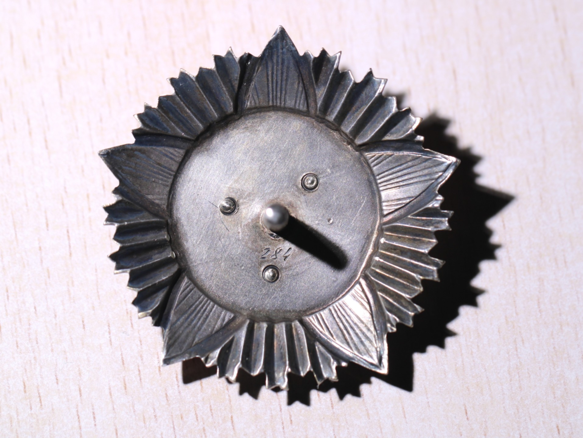 大猫徽章拍卖第213期 蒙古🇲🇳战斗红旗勋章 早期轮版小号 原配银轮 五角珐琅完好 唯珐琅中间红旗一小处轻微起皮