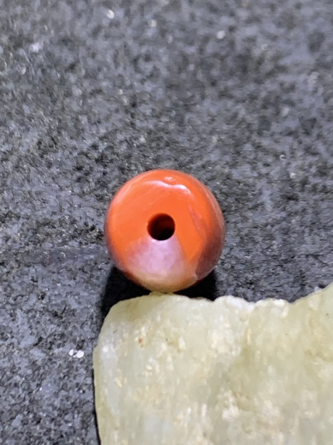 川料南红玛瑙随形通货小桶珠一颗！