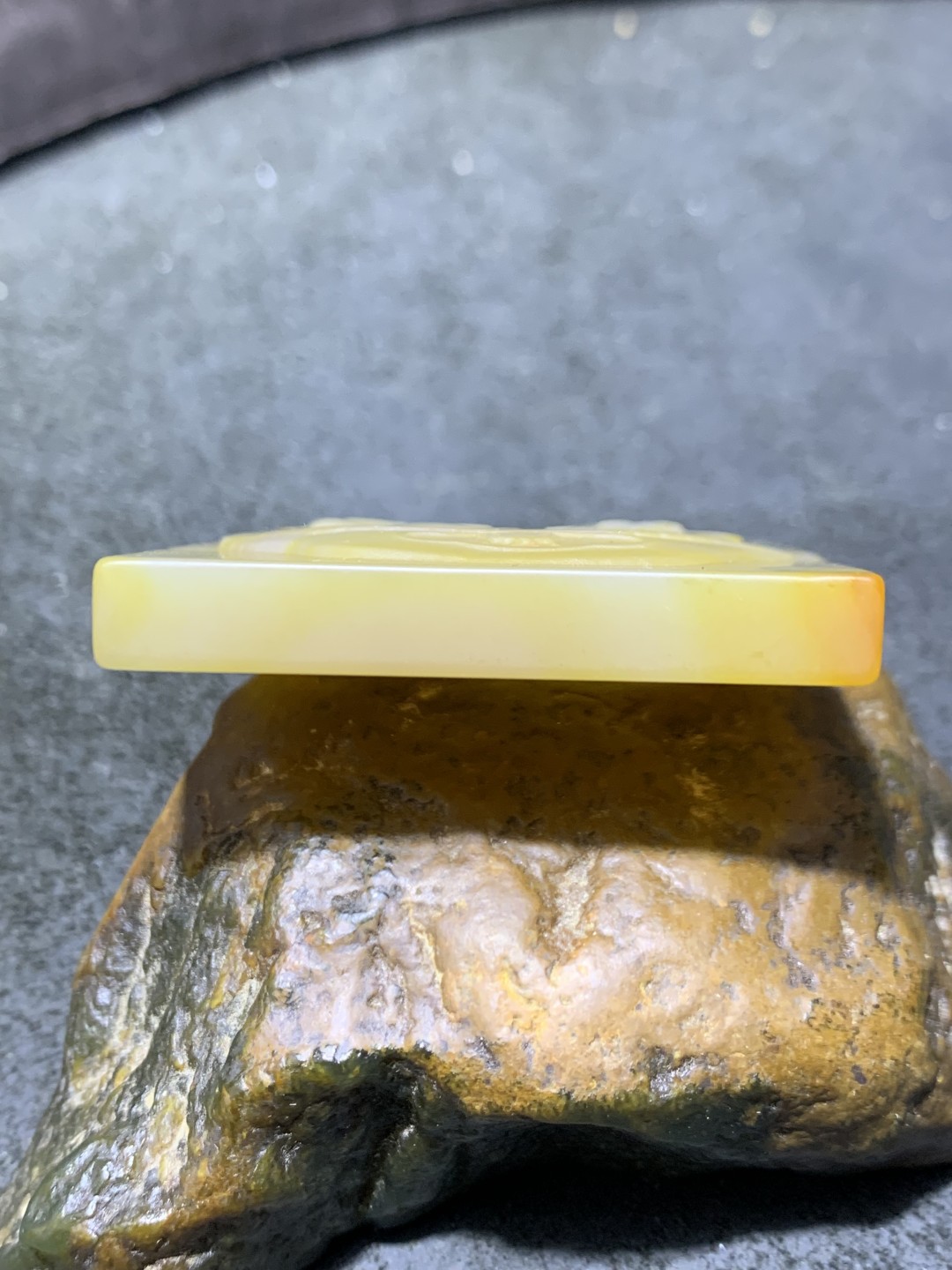 精美高玉化缠丝玛瑙雕刻金银“猪”宝牌子一个
