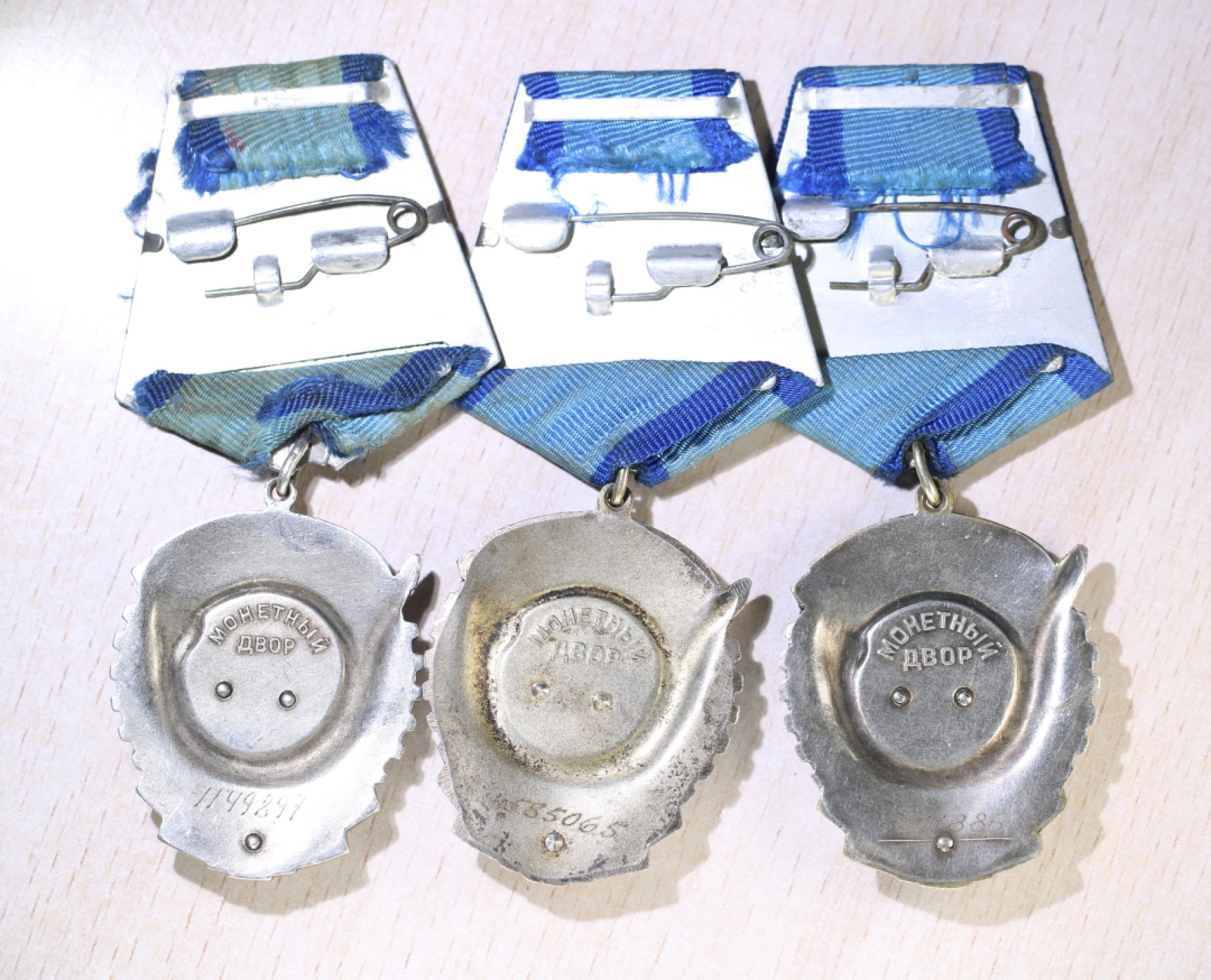 大猫徽章拍卖第213期 苏联劳动红旗勋章一组 两枚全品 一枚稍旧 但珐琅无伤