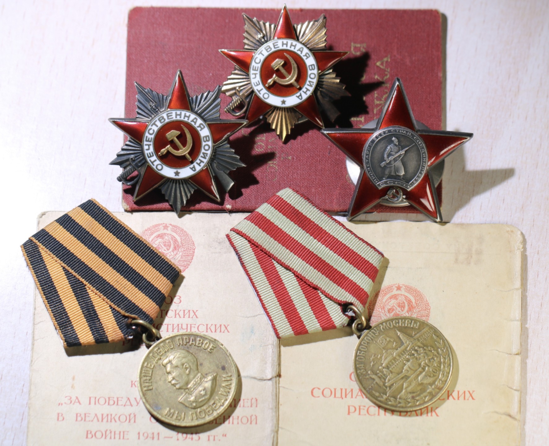 大猫徽章拍卖第213期 苏联43一卫套 证书齐全 一卫珐琅完美 品相较好 背杆有小锯