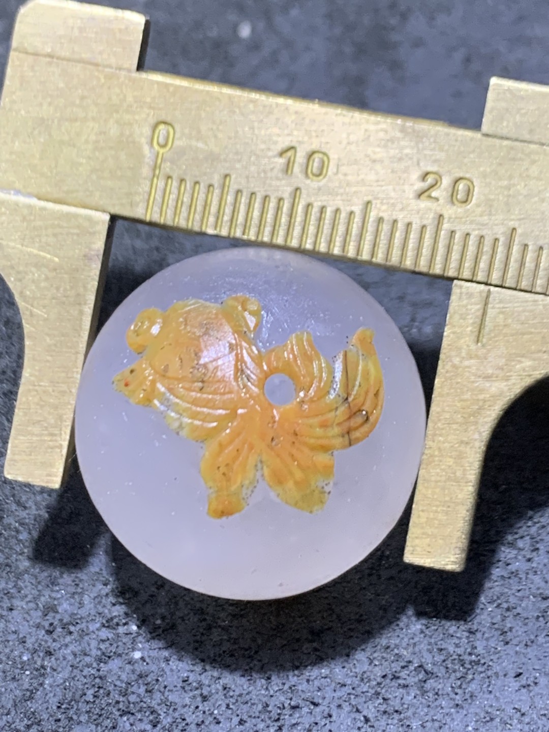 精美冰飘亚光原皮战国红玛瑙巧雕金鱼随形珠一个，