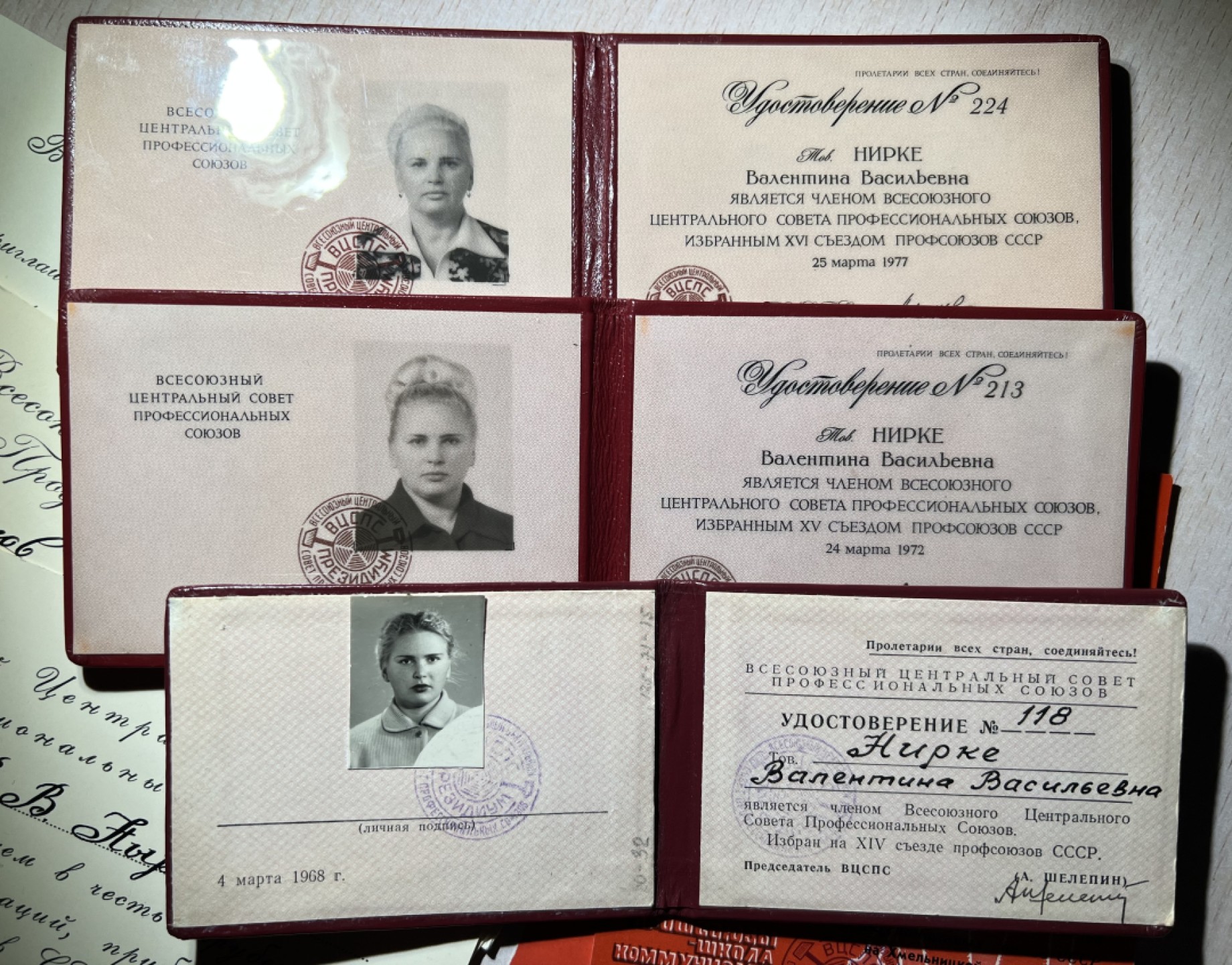 大猫徽章拍卖第213期 苏联妇女的工会代表24.25.26届证章一套，属于Valentina Vasilievna女同志，包含：24.25.26届工会代表证章，均带证书，工会证的3张照片，另外还含3张克里姆林宫的请柬。