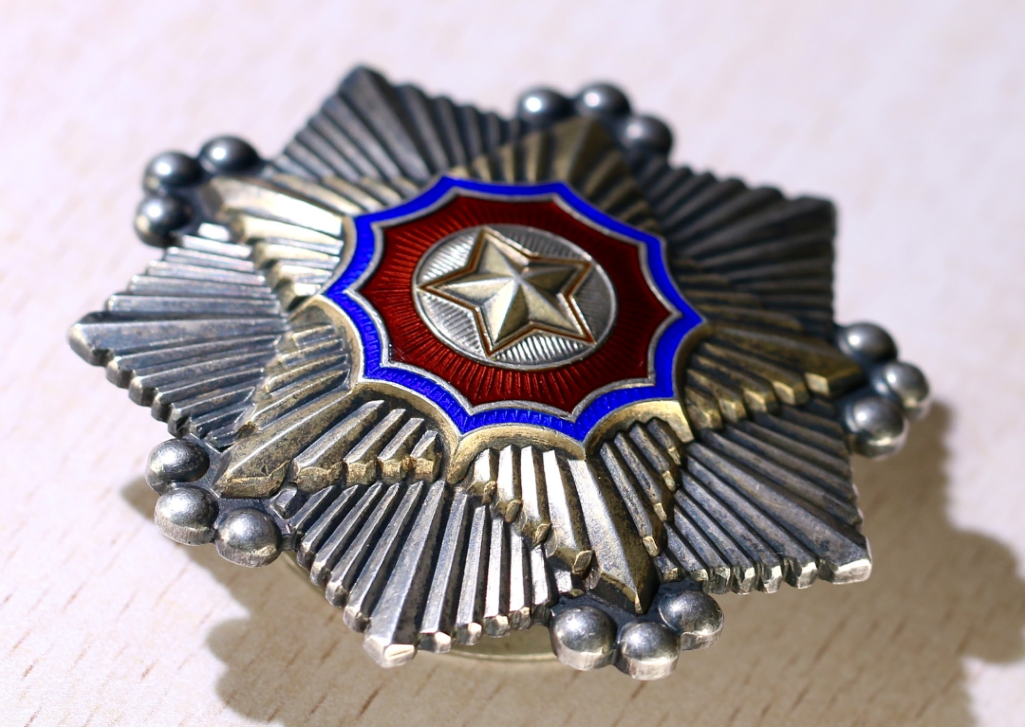 大猫徽章拍卖第213期 朝鲜🇰🇵二级国旗勋章 早期轮版 珐琅无划 无剥皮 状态好