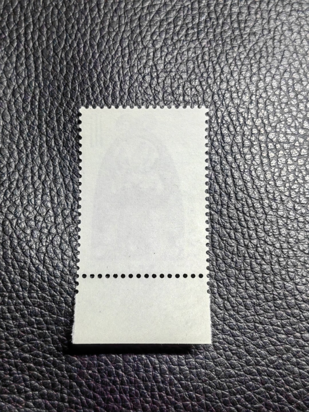 洪涛臻品批发群  精选邮票限时拍卖第一百三十六期 T45脸谱8-5新一枚，稀缺色标，版期全品嘎嘎绝，正宗版撕货，一手撕版，带硅胶手套撕版，收藏级品相，喜欢不要错过