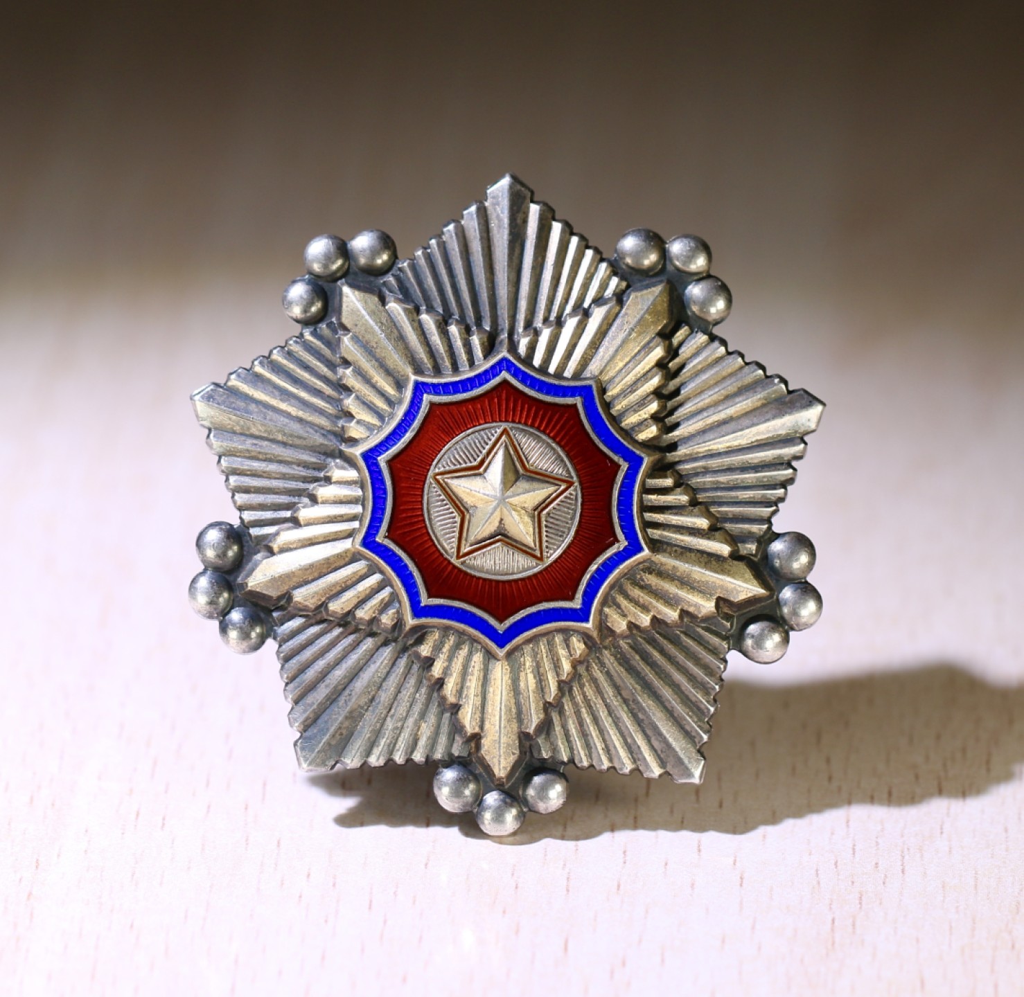 大猫徽章拍卖第213期 朝鲜🇰🇵二级国旗勋章 早期轮版 珐琅无划 无剥皮 状态好