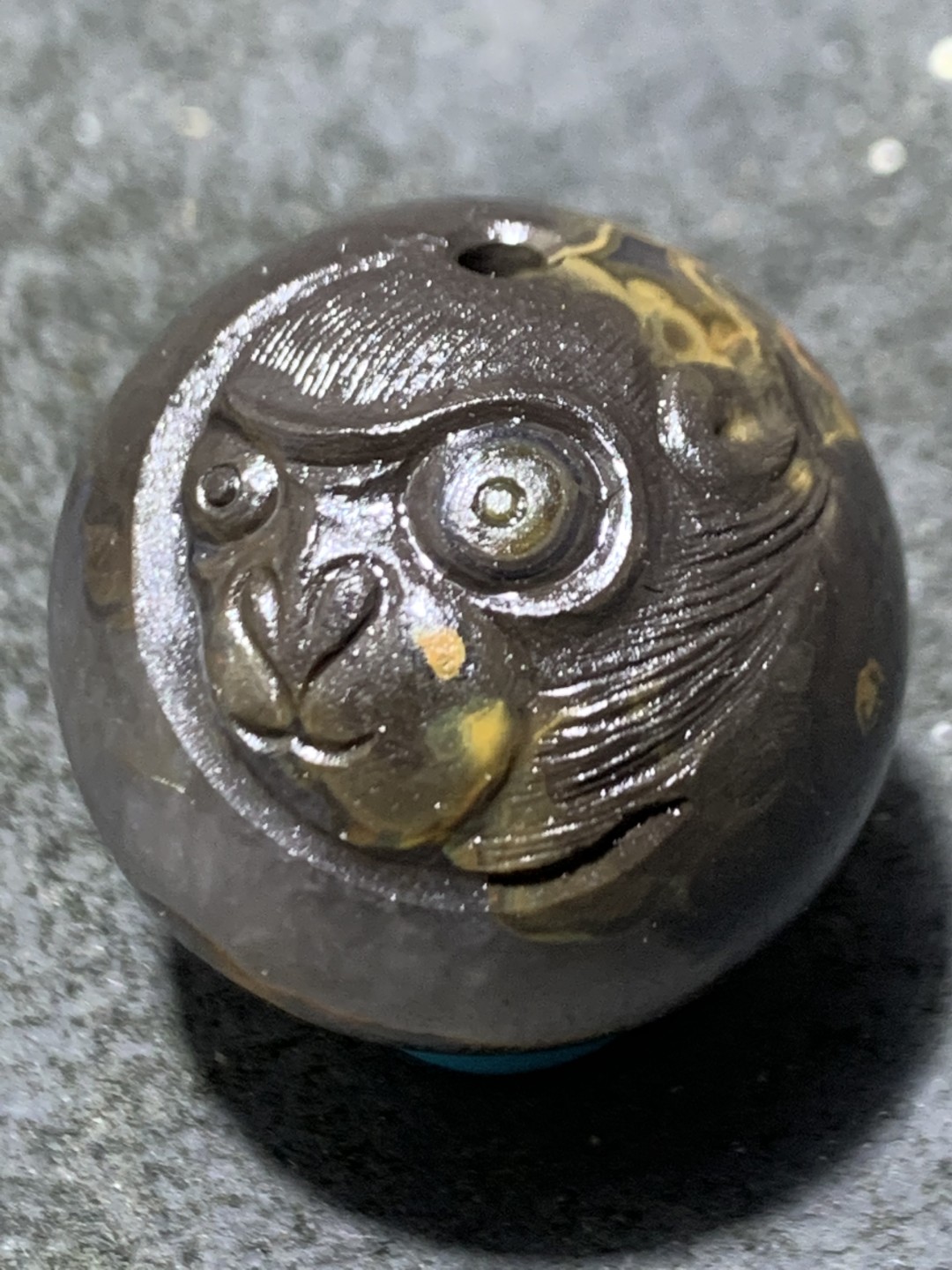 精美亚光战国红玛瑙雕刻灵猴珠一颗！