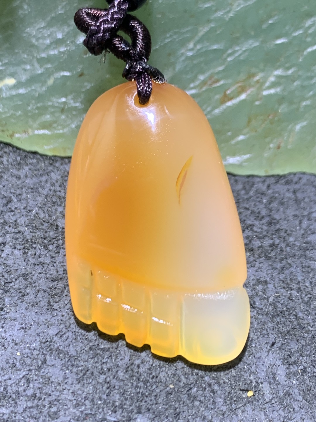 精美天然原皮马达加斯加玛瑙俏色巧雕知足常乐吊坠(把件)一个