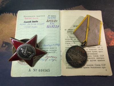 戎马世界章牌大赏（第23期） - 苏联红星战功勋章一人套（极美品，带证带照片，3238229）