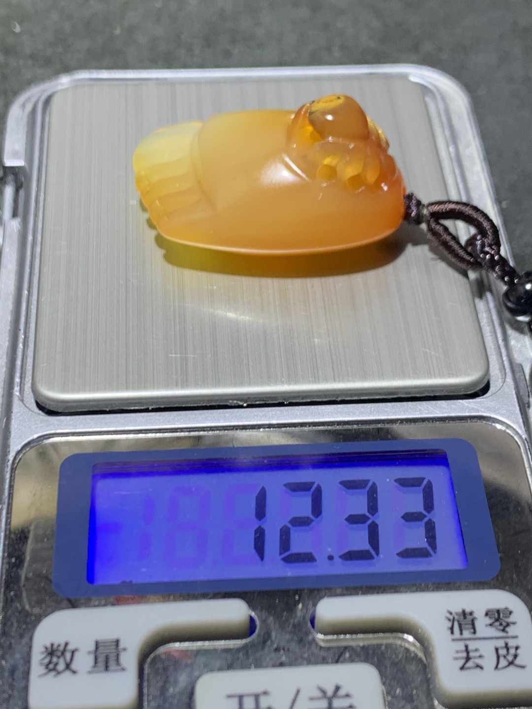 精美天然原皮马达加斯加玛瑙俏色巧雕知足常乐吊坠(把件)一个