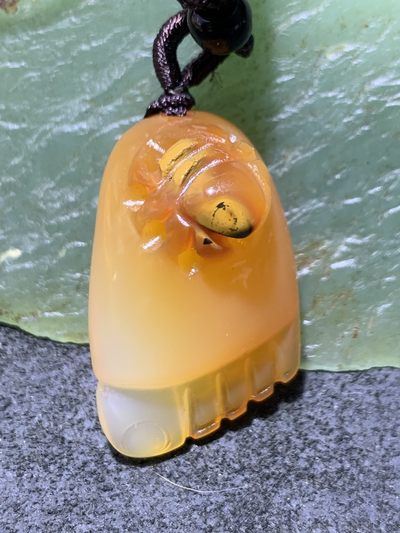 精美天然原皮马达加斯加玛瑙俏色巧雕知足常乐吊坠(把件)一个 - 精美天然原皮马达加斯加玛瑙俏色巧雕知足常乐吊坠(把件)一个