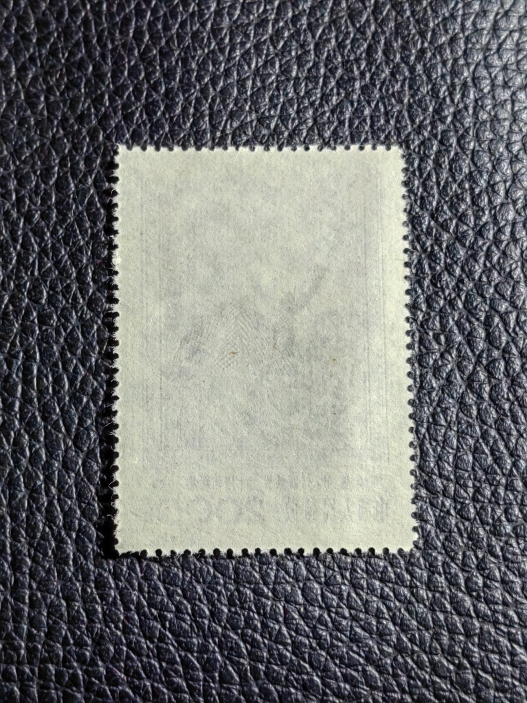 洪涛臻品批发群  精选邮票限时拍卖第一百三十七期 纪26列宁  总筋 3-2 版撕几乎全品，背面一个黄点如图，别无瑕疵，总筋一枚价值几乎等于一套。喜欢不要错过，评级包OP