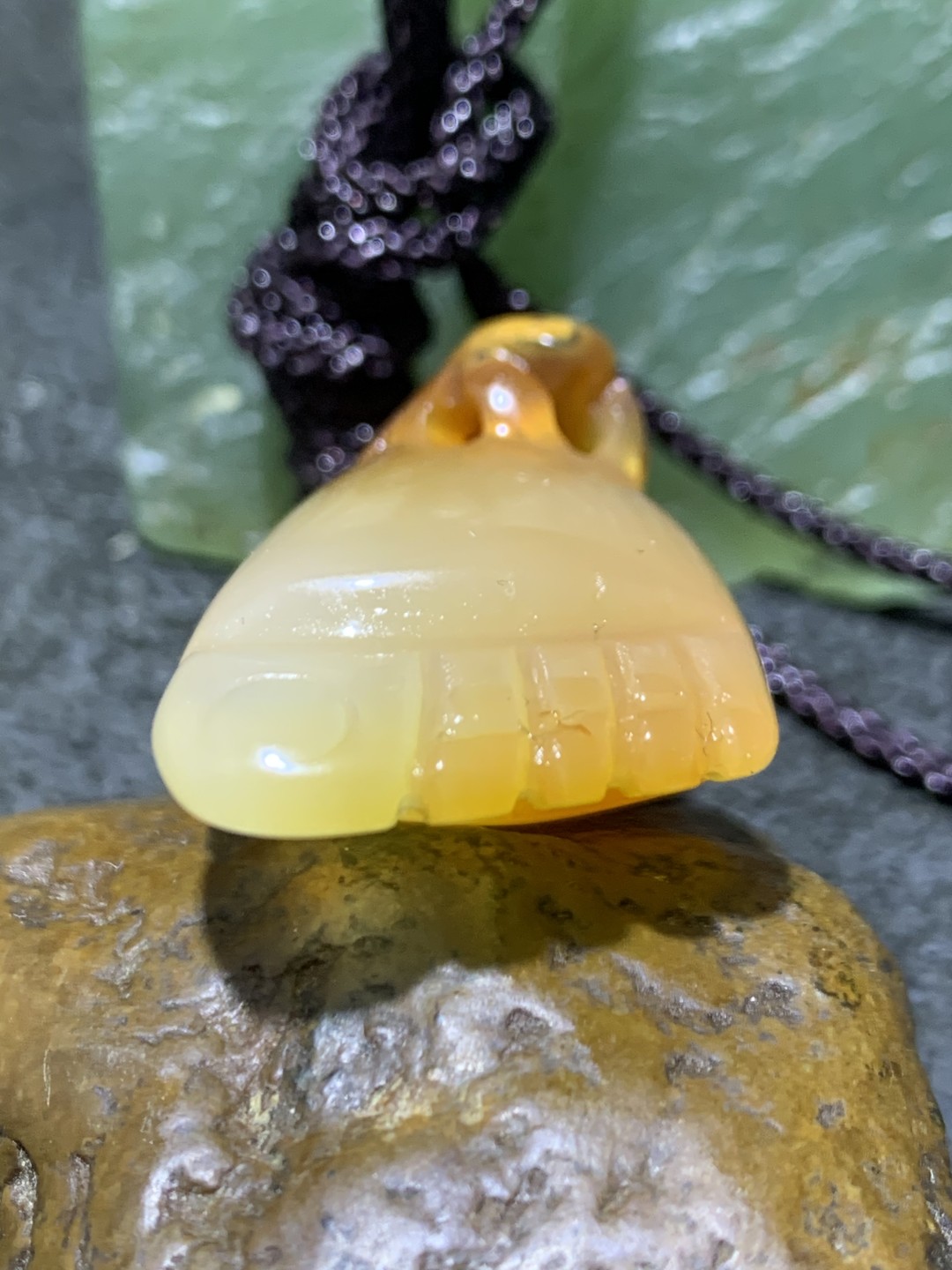 精美天然原皮马达加斯加玛瑙俏色巧雕知足常乐吊坠(把件)一个