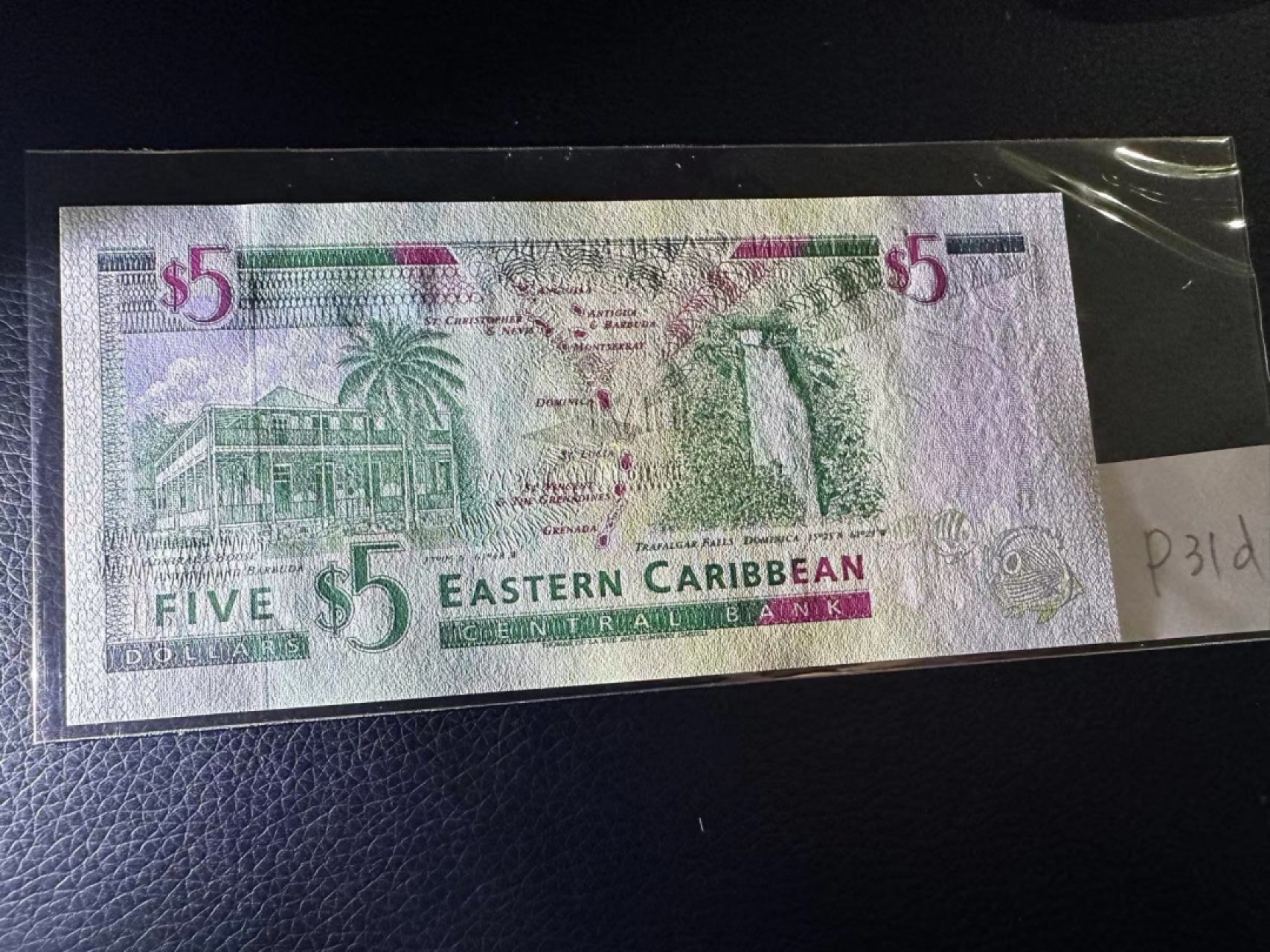 《外钞收藏家》第二百三十期英国女王专场（百慕大与东加勒比） 东加勒比1994年版5元，后缀D（多米尼克）	P31d 全新UNC