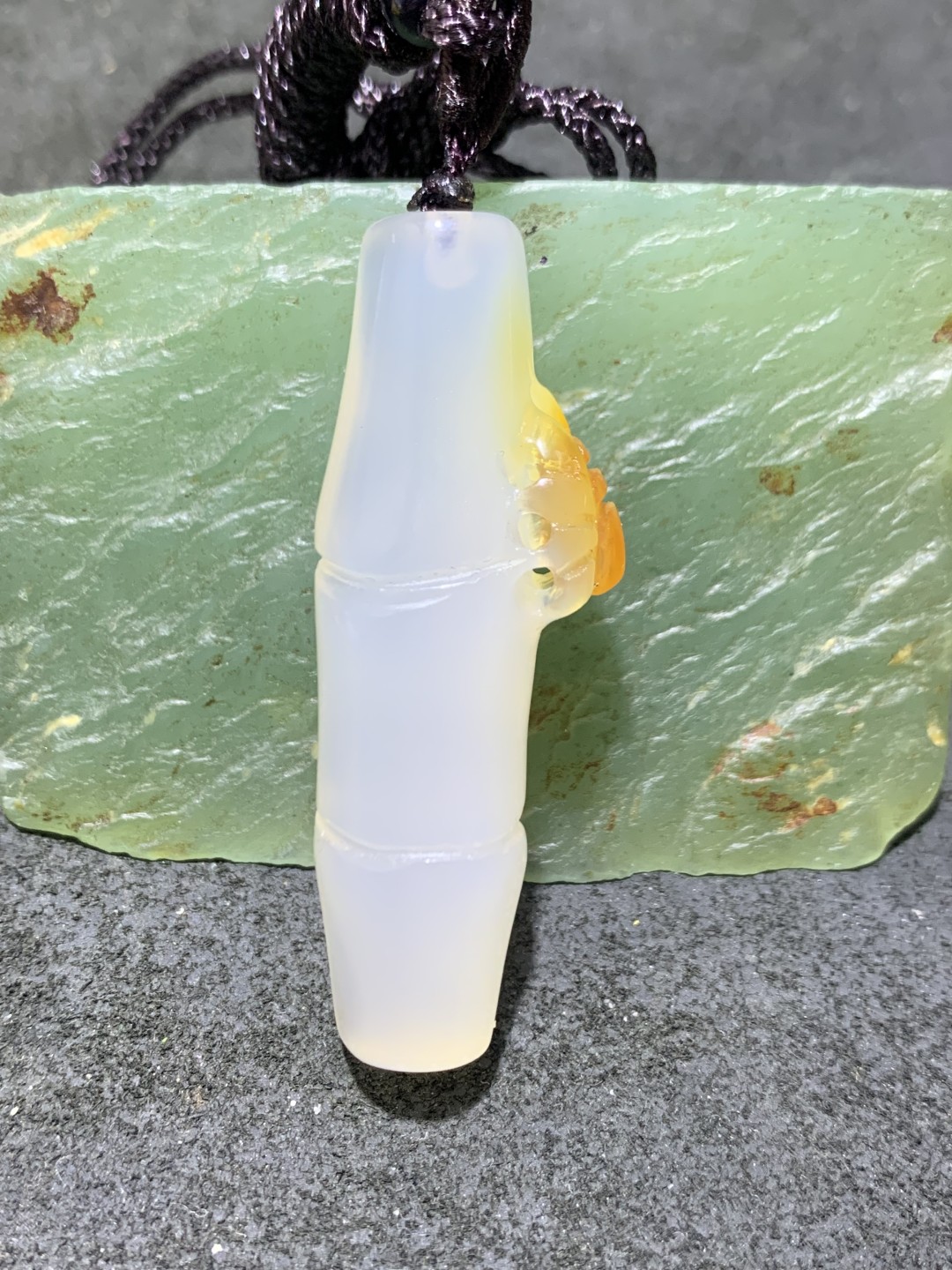 精美手工雕刻天然原皮马达加斯加玛瑙俏色巧雕竹节蜘蛛吊坠(把件)一个，寓意:节节高升，知足常乐