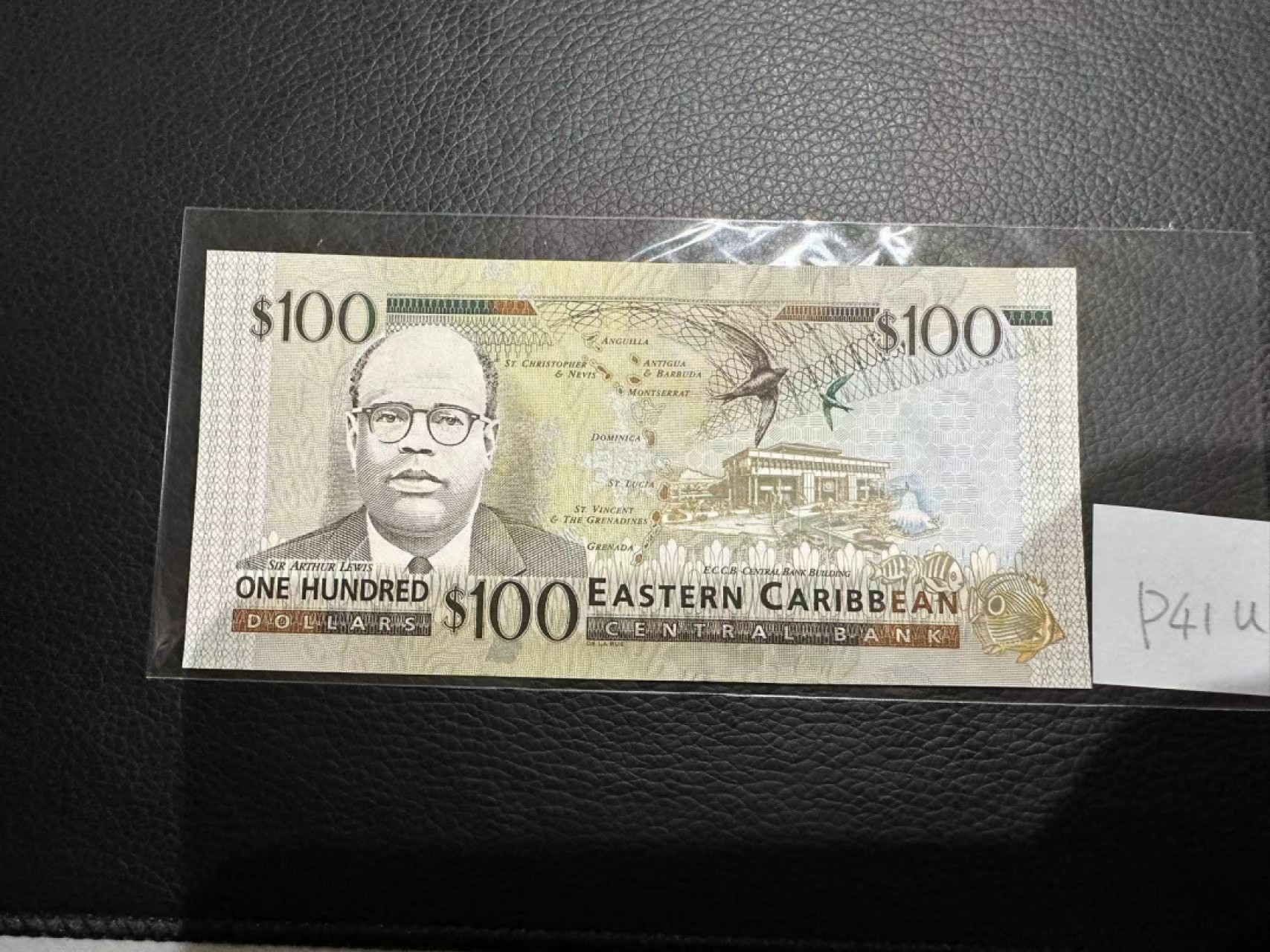 《外钞收藏家》第二百三十期英国女王专场（百慕大与东加勒比） 东加勒比2000年版100元金标，后缀U（安圭拉）	P41u 全新UNC