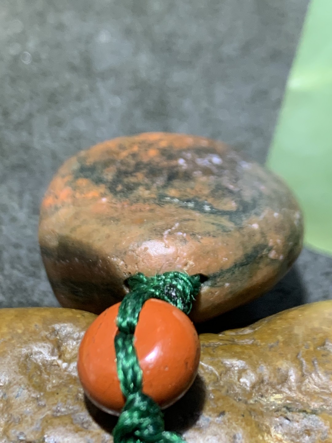 精美南红玛瑙原石原皮手工雕刻蜘蛛把件一个，寓意：（知足常乐）