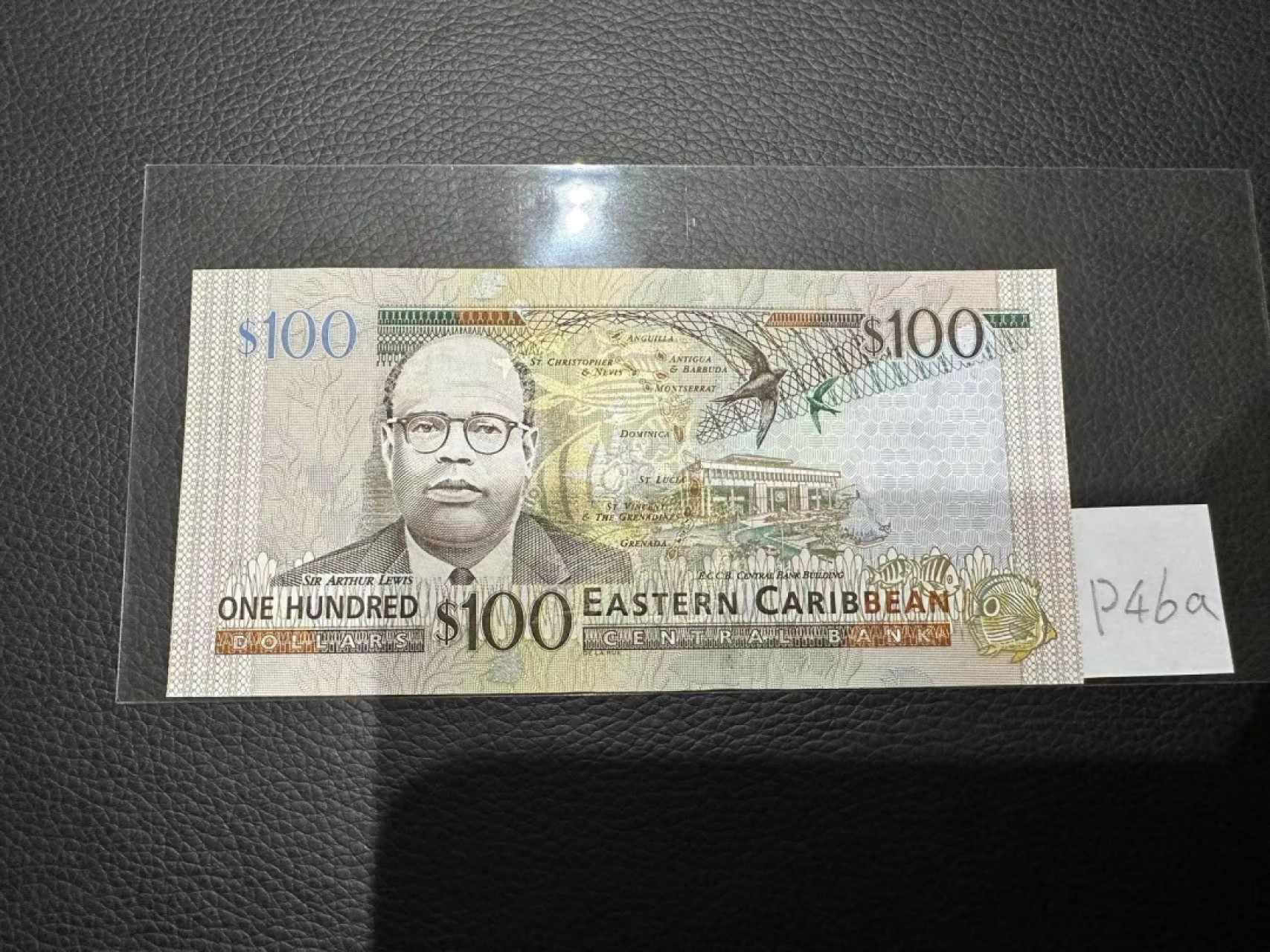 《外钞收藏家》第二百三十期英国女王专场（百慕大与东加勒比） 东加勒比2003年版100元银标，后缀A（安提瓜）	P46a 全新UNC