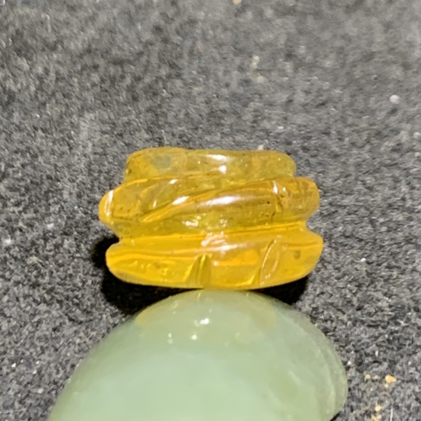 精美天然俄料蜜蜡雕刻玫瑰花戒面一个，
