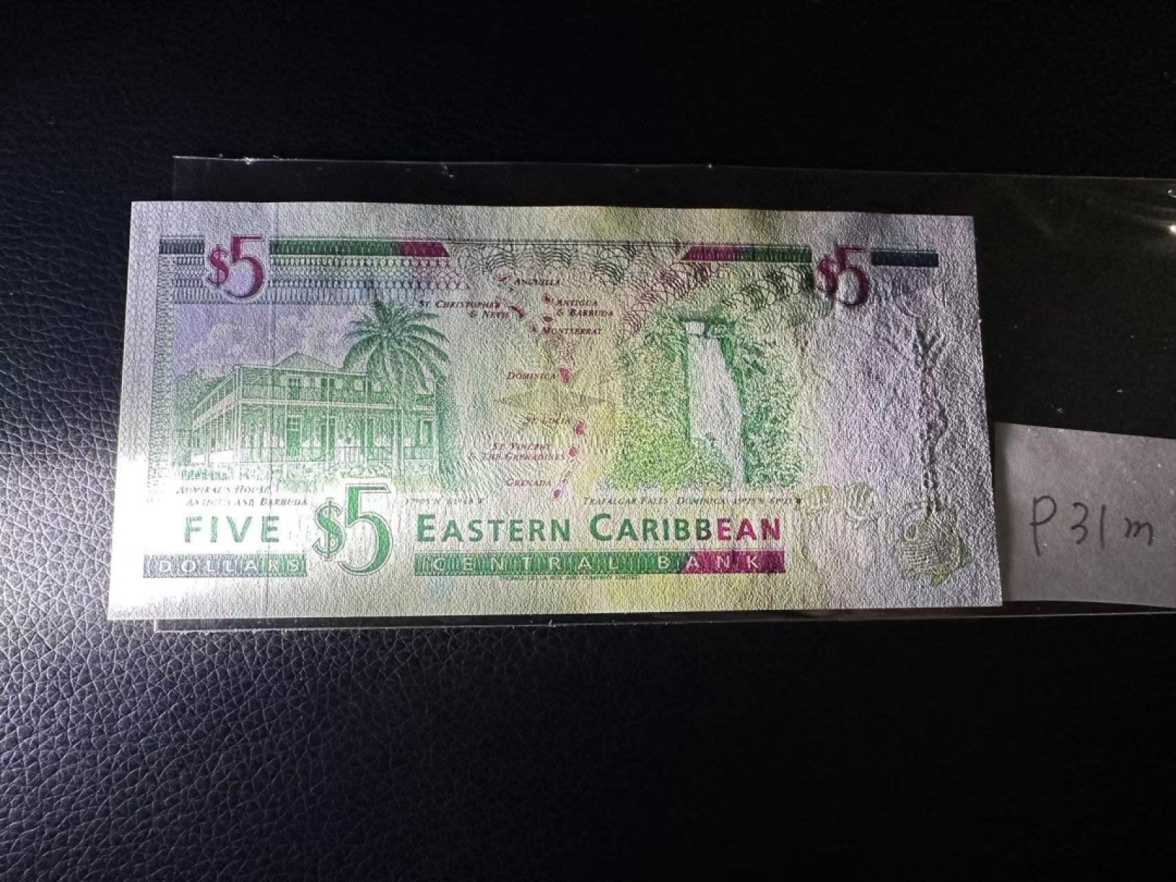 《外钞收藏家》第二百三十期英国女王专场（百慕大与东加勒比） 东加勒比1994年版5元，后缀M（蒙特塞拉特）	P31m  全新UNC