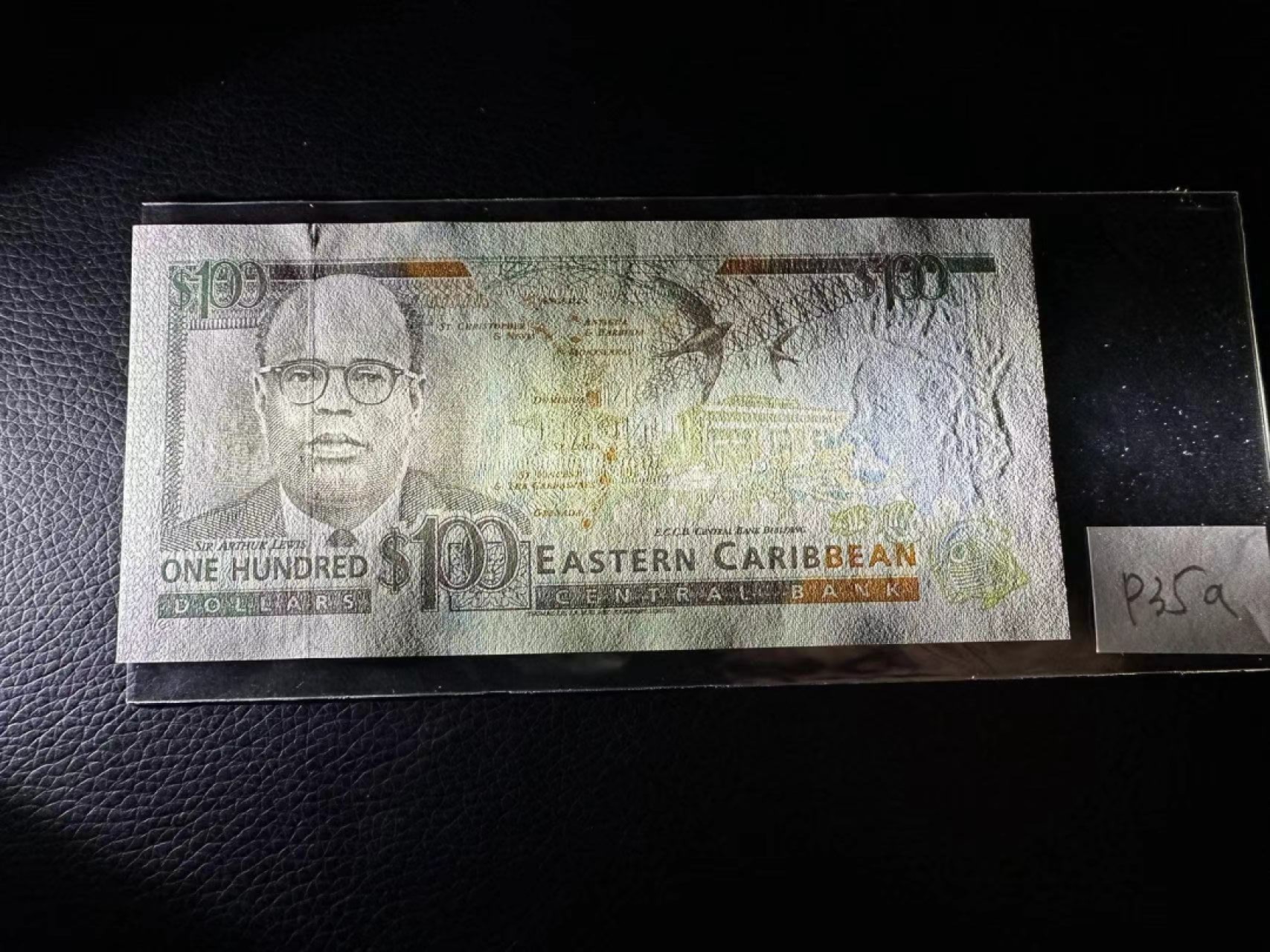 《外钞收藏家》第二百三十期英国女王专场（百慕大与东加勒比） 东加勒比1994年版100元，后缀A（安提瓜）	P35a 全新UNC