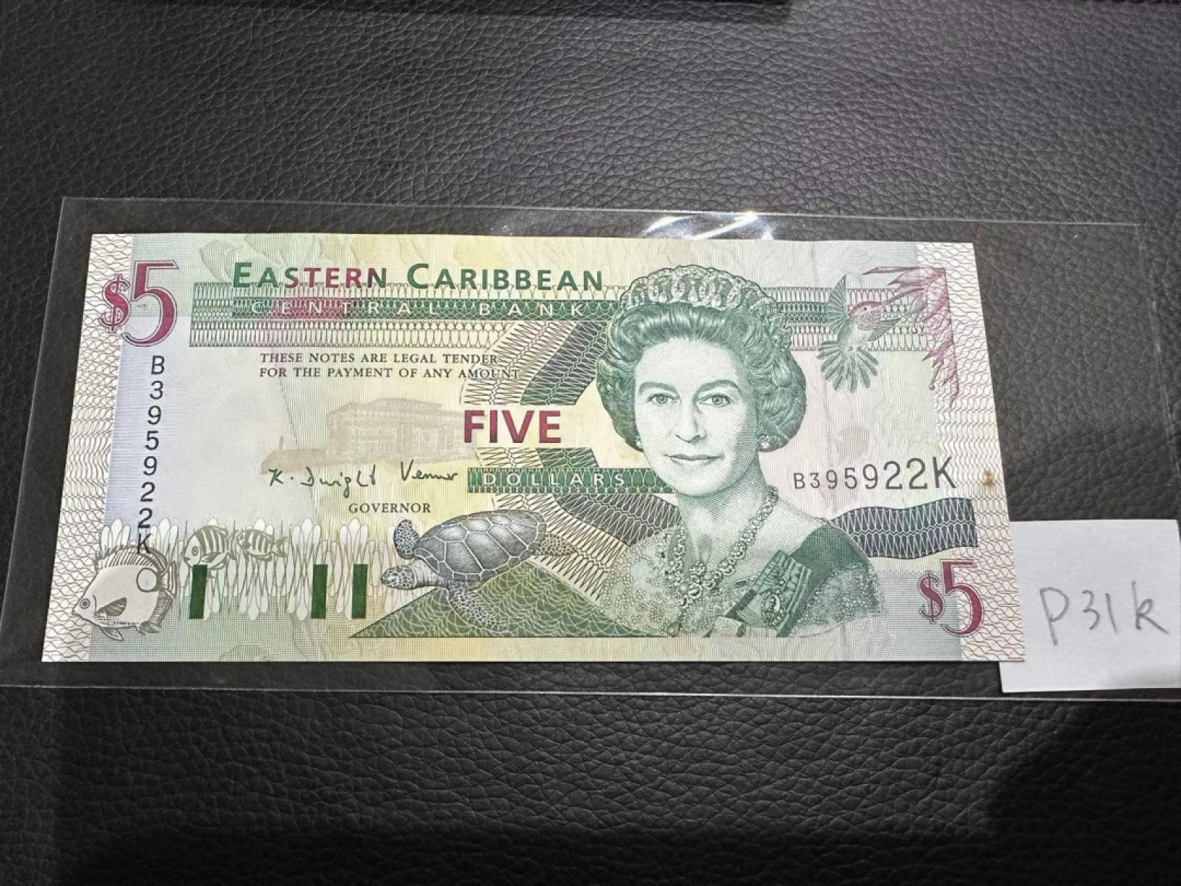 《外钞收藏家》第二百三十期英国女王专场（百慕大与东加勒比） 东加勒比1994年版5元，后缀K（圣基茨）	P31k	全新 右边有黄