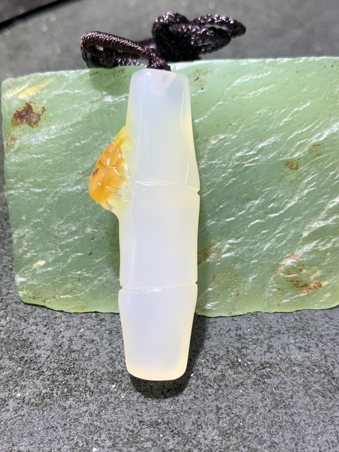 精美手工雕刻天然原皮马达加斯加玛瑙俏色巧雕竹节蜘蛛吊坠(把件)一个，寓意:节节高升，知足常乐