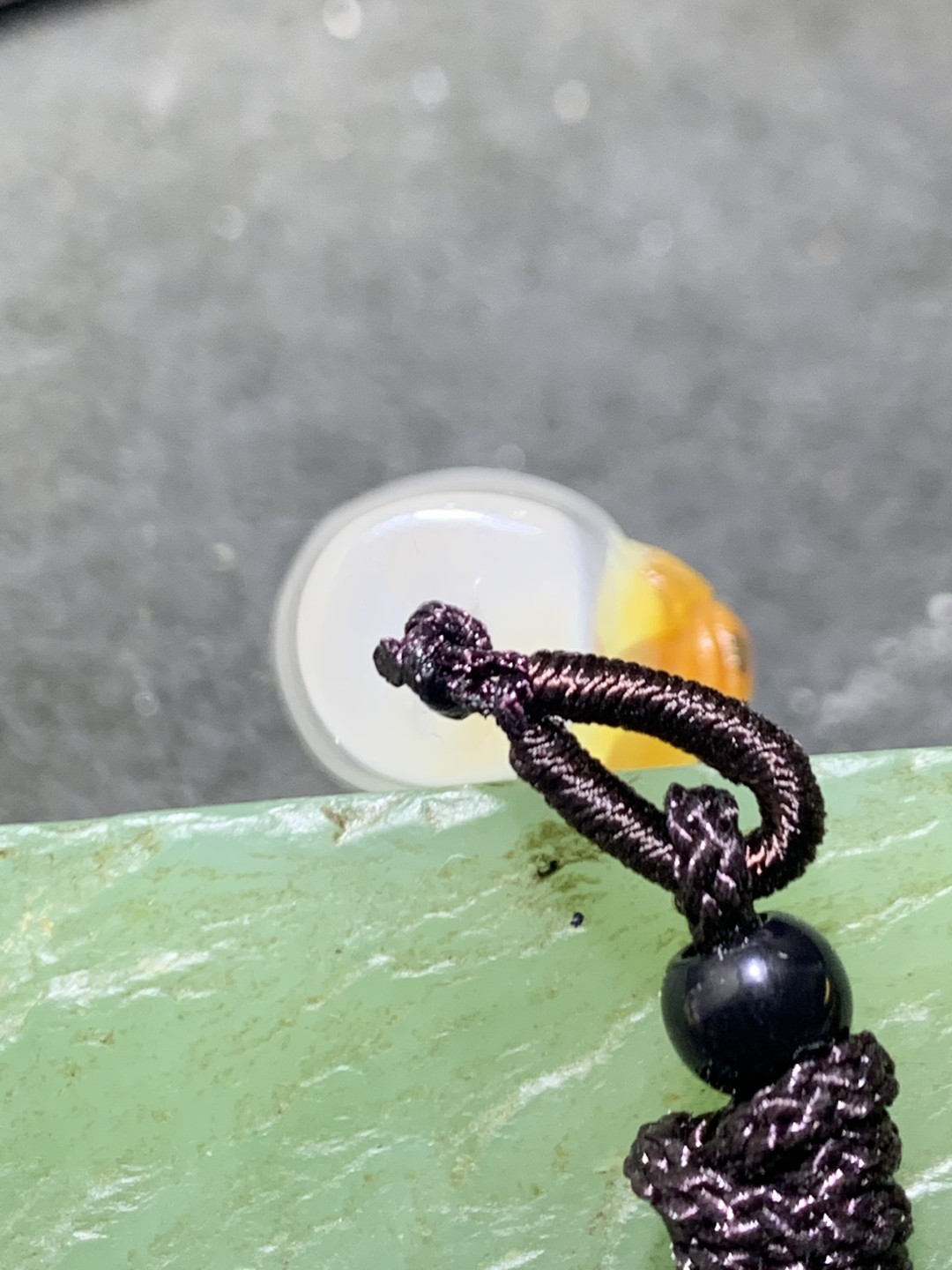 精美手工雕刻天然原皮马达加斯加玛瑙俏色巧雕竹节蜘蛛吊坠(把件)一个，寓意:节节高升，知足常乐