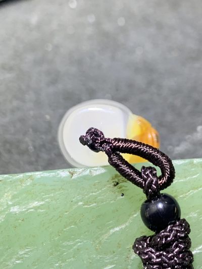 精美手工雕刻天然原皮马达加斯加玛瑙俏色巧雕竹节蜘蛛吊坠(把件)一个，寓意:节节高升，知足常乐 精美手工雕刻天然原皮马达加斯加玛瑙俏色巧雕竹节蜘蛛吊坠(把件)一个，寓意:节节高升，知足常乐