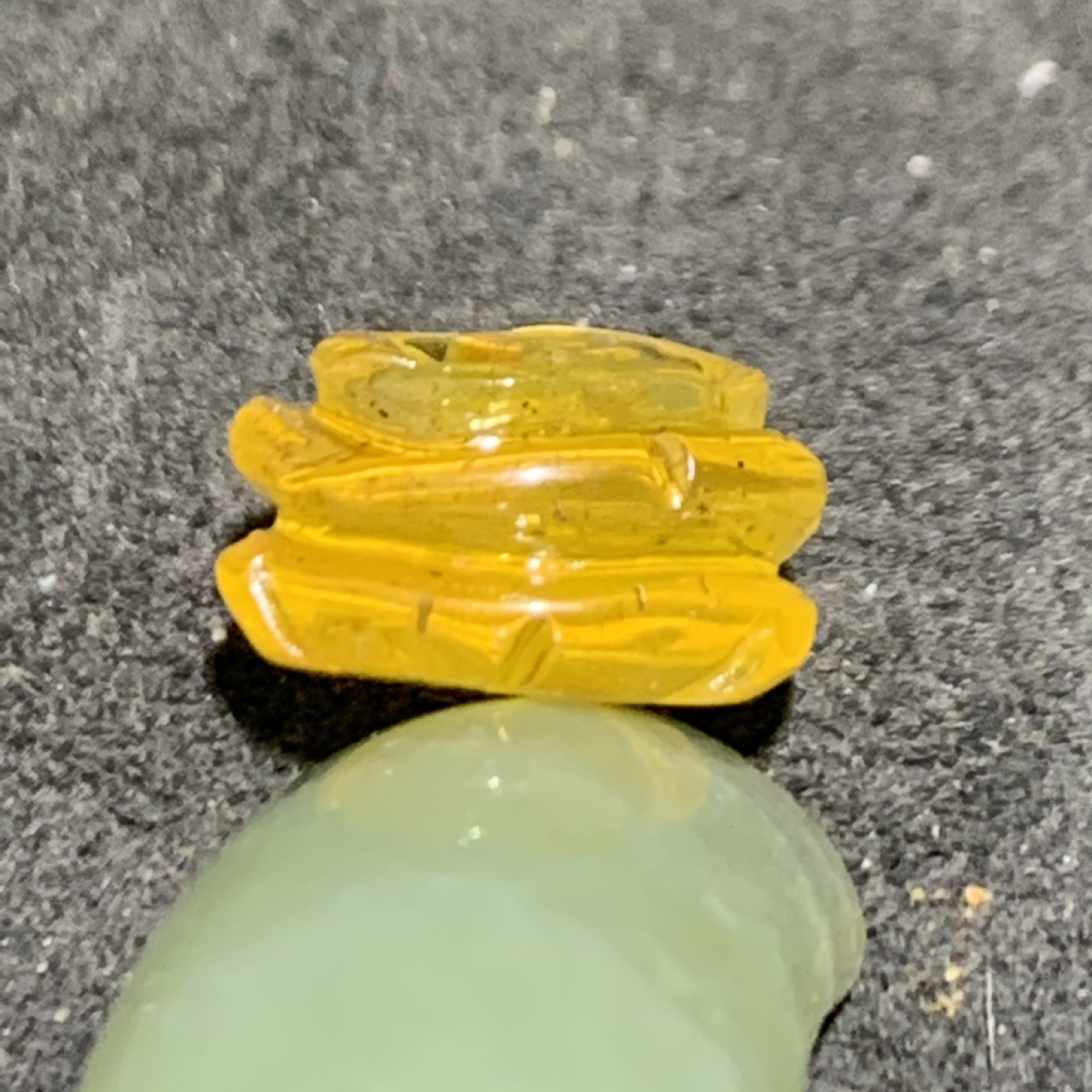 精美天然俄料蜜蜡雕刻玫瑰花戒面一个，