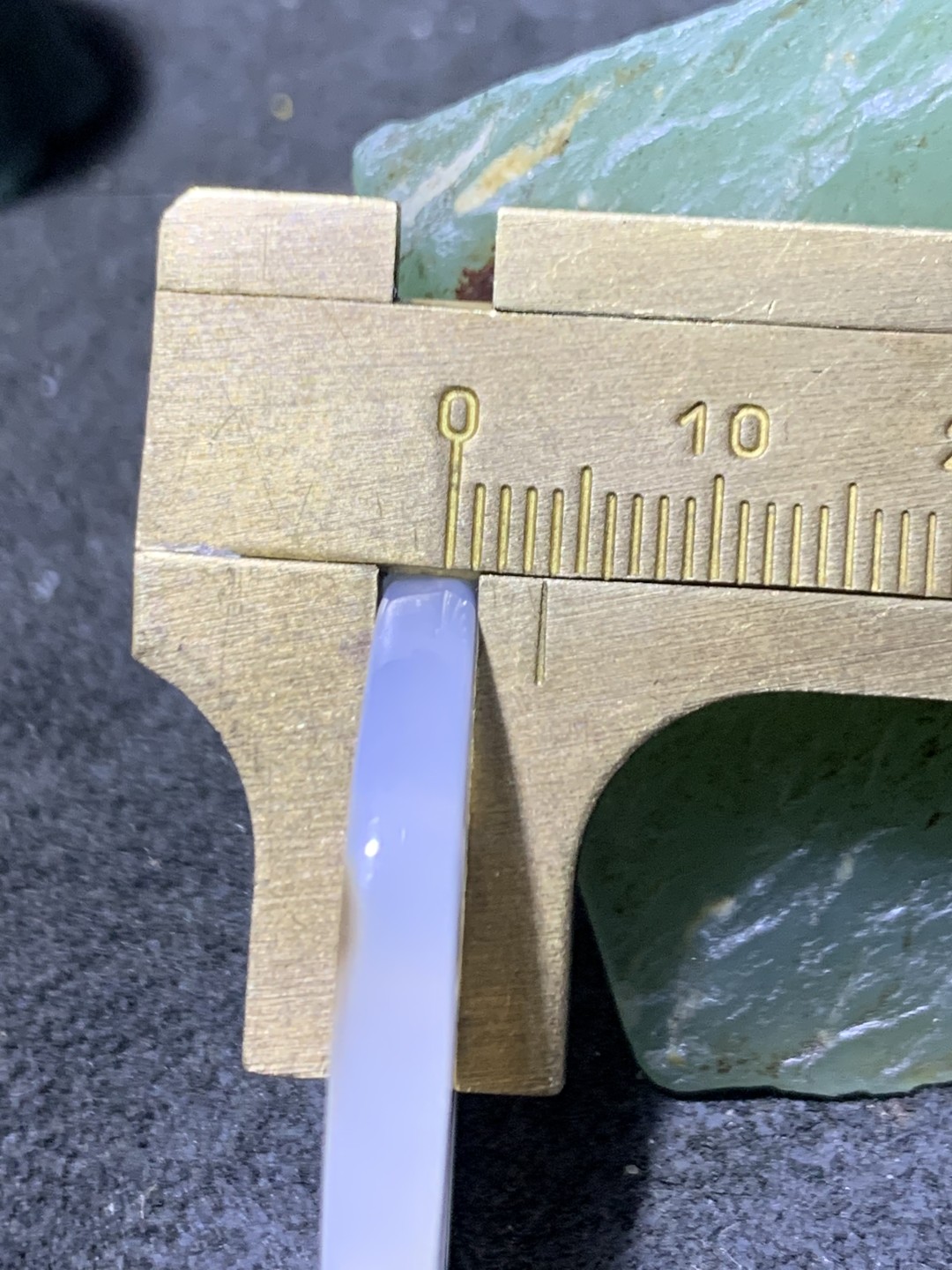 精美冰种俏色马达加斯加海洋玉髓雕刻藕片一个！