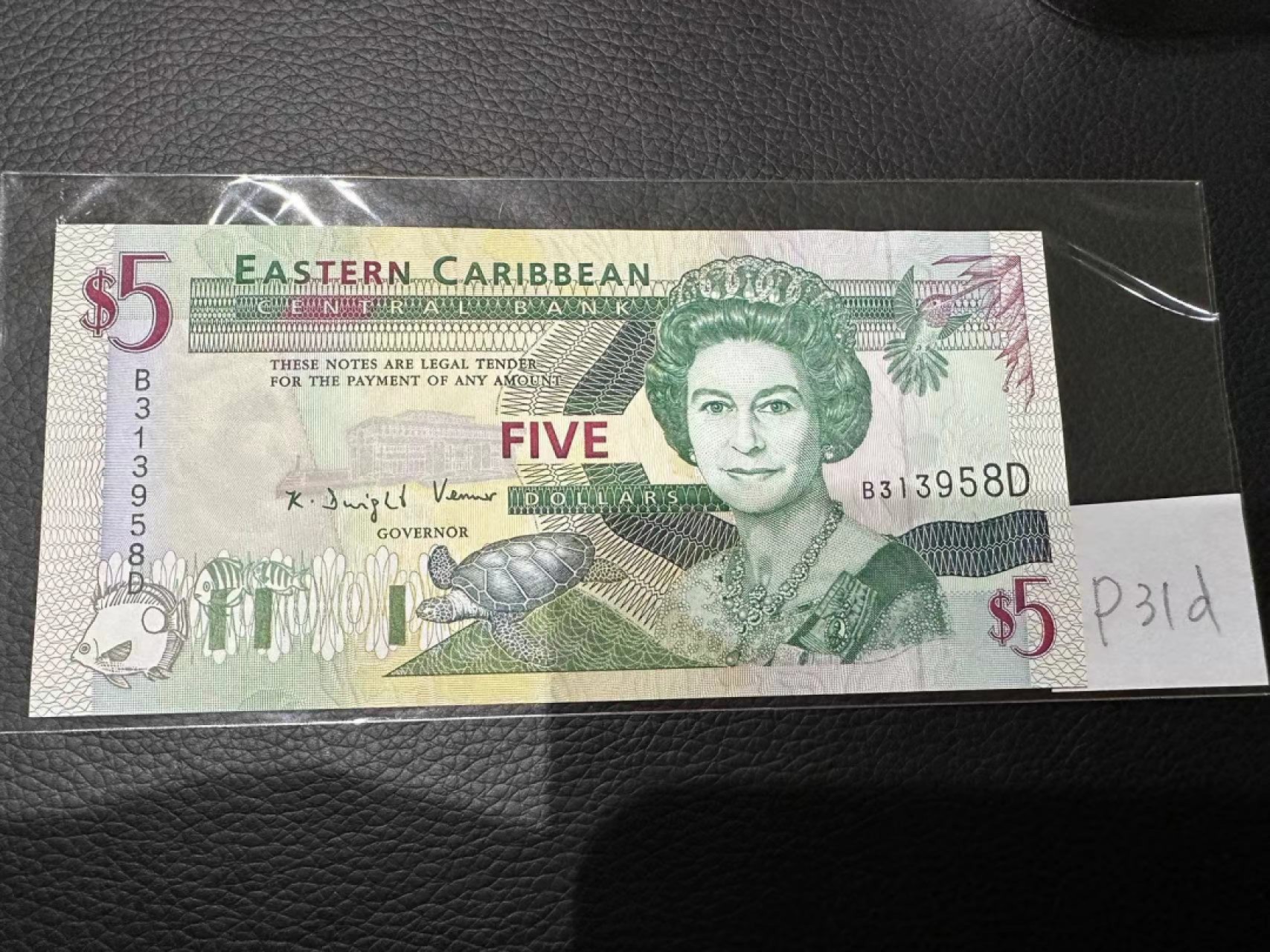 《外钞收藏家》第二百三十期英国女王专场（百慕大与东加勒比） 东加勒比1994年版5元，后缀D（多米尼克）	P31d 全新UNC