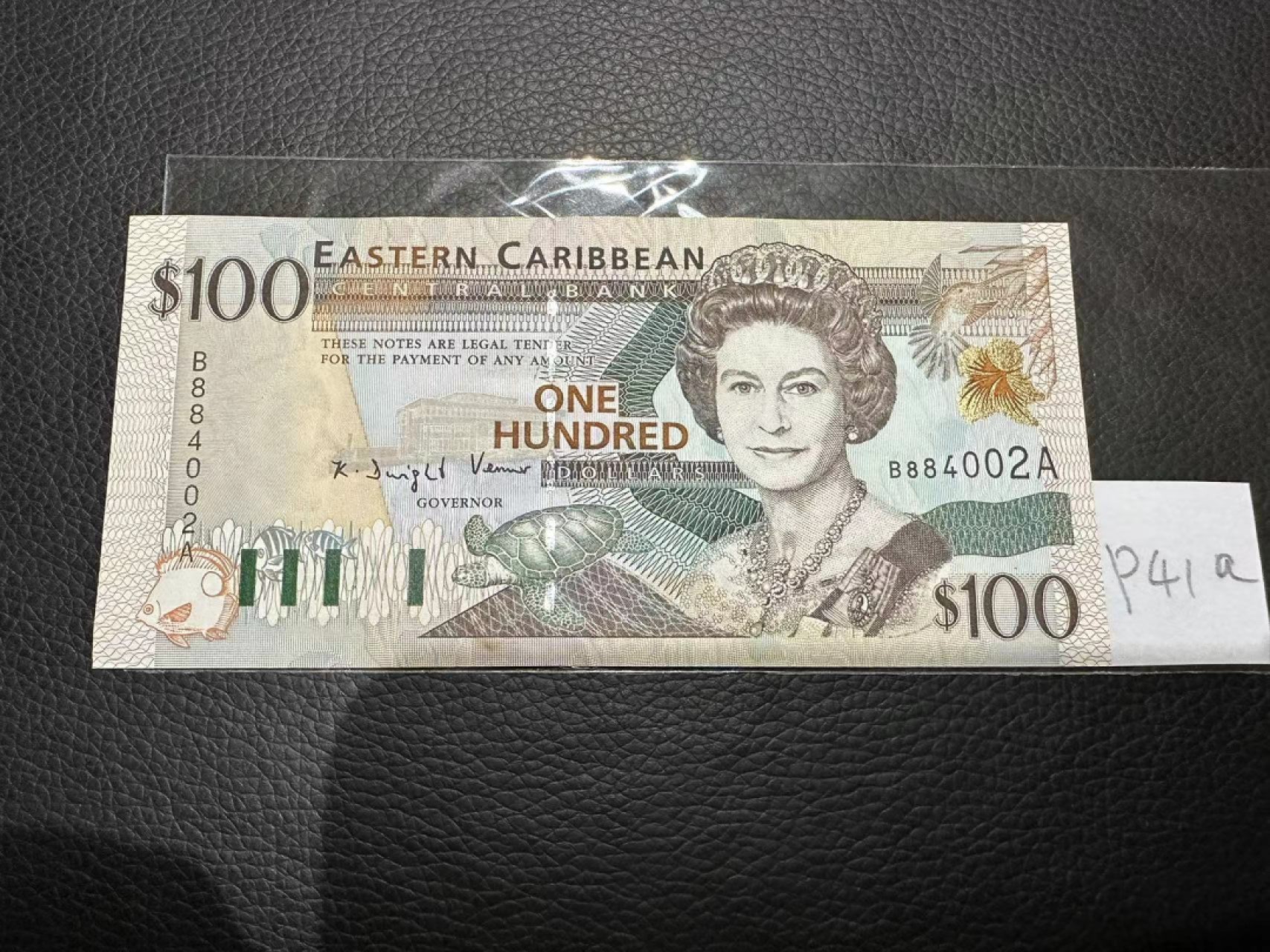 《外钞收藏家》第二百三十期英国女王专场（百慕大与东加勒比） 东加勒比2000年版100元金标，后缀A（安提瓜）	P41a 全新 有一个黄斑