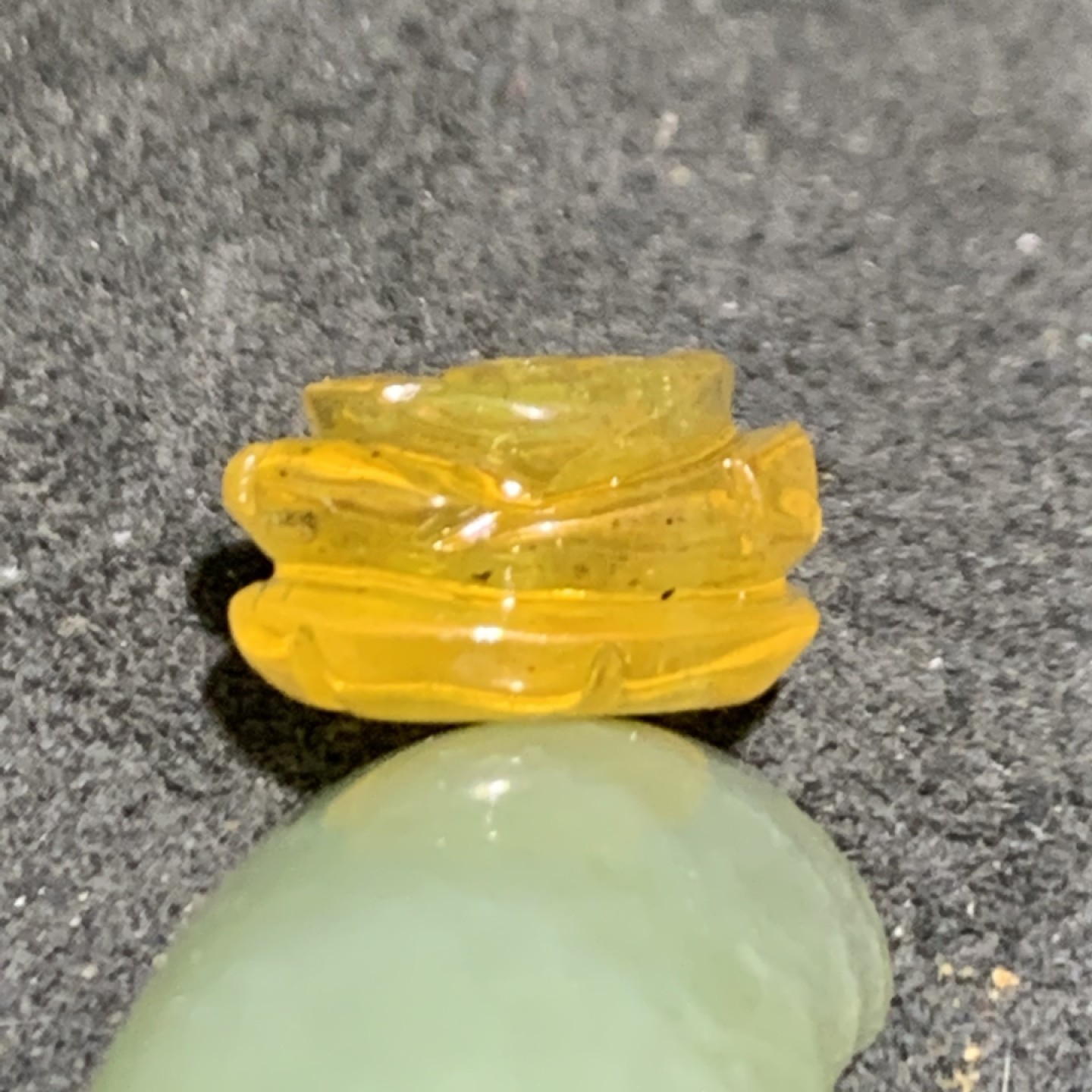 精美天然俄料蜜蜡雕刻玫瑰花戒面一个，